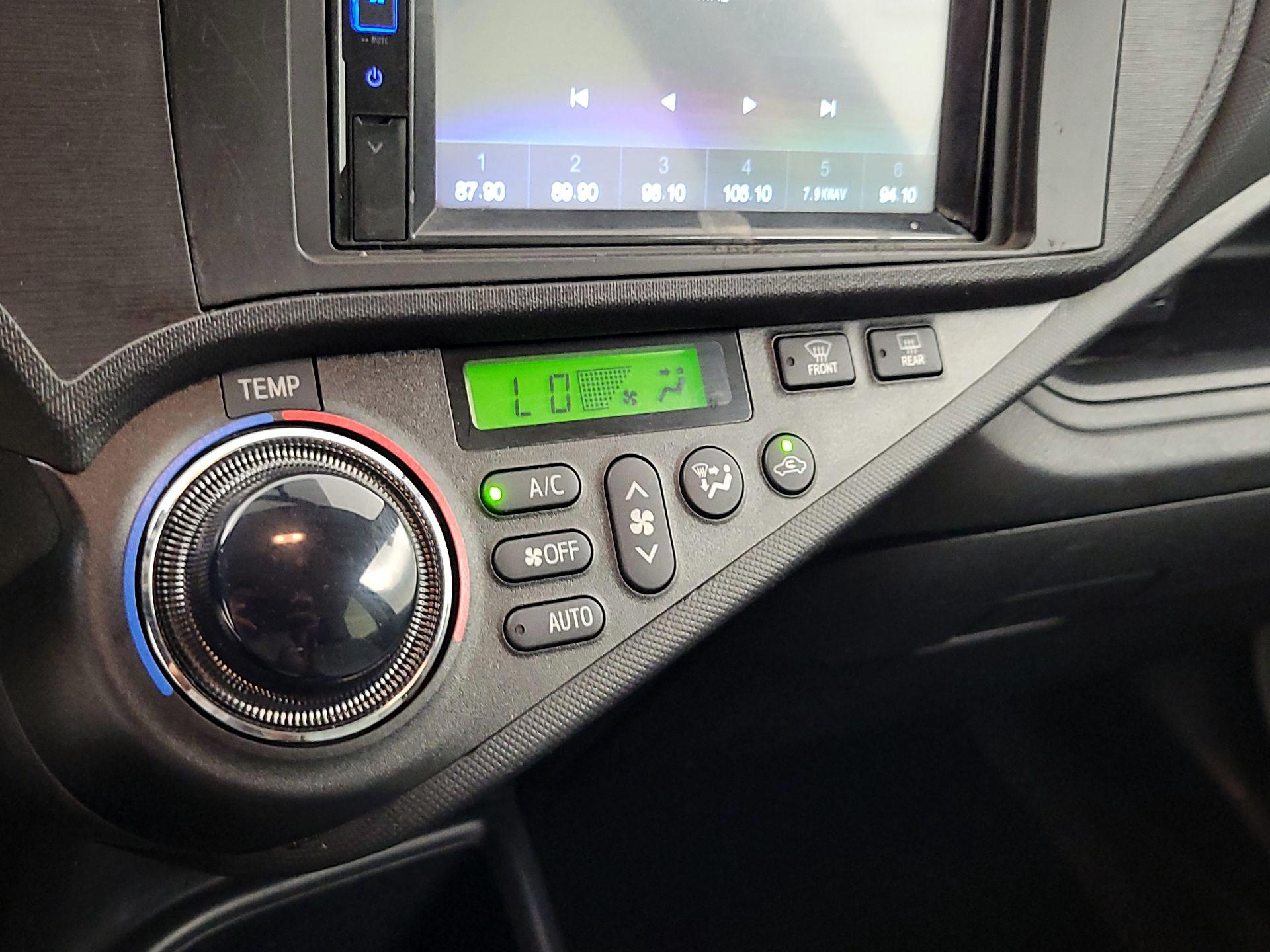 Thumbnail: 2014 Toyota Prius c - 15