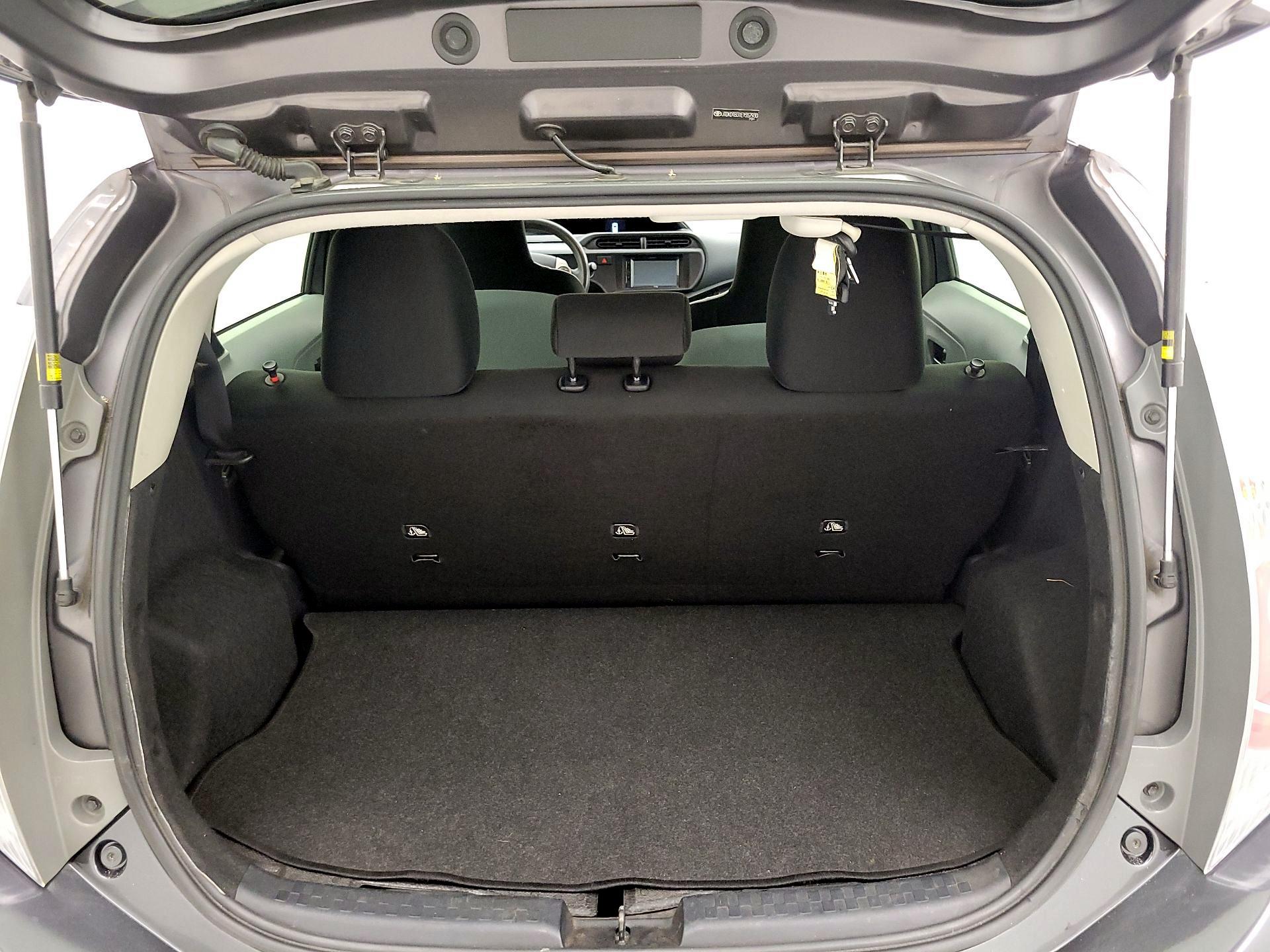 Thumbnail: 2014 Toyota Prius c - 18