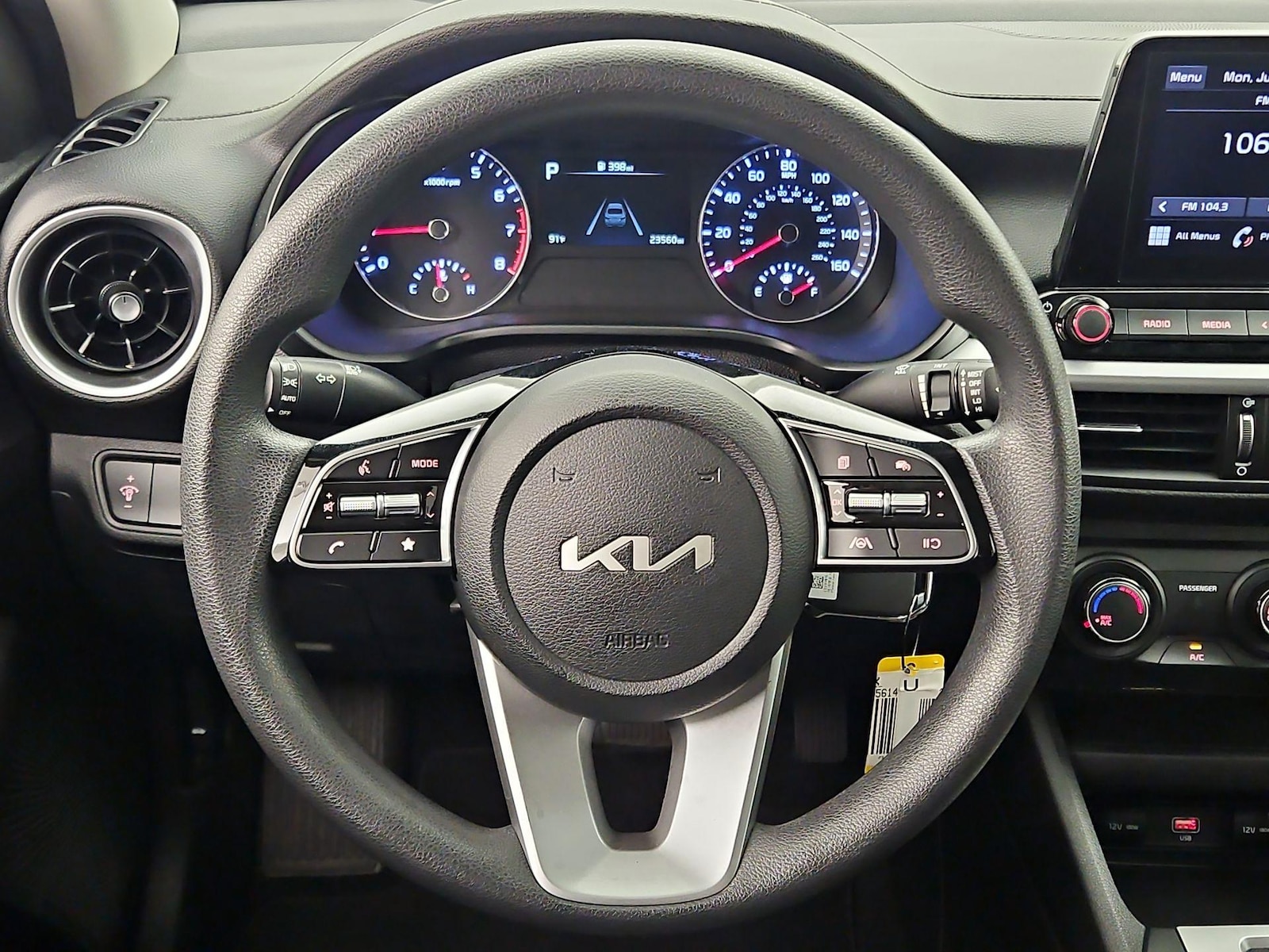 2023 Kia Forte LXS - Photo 11