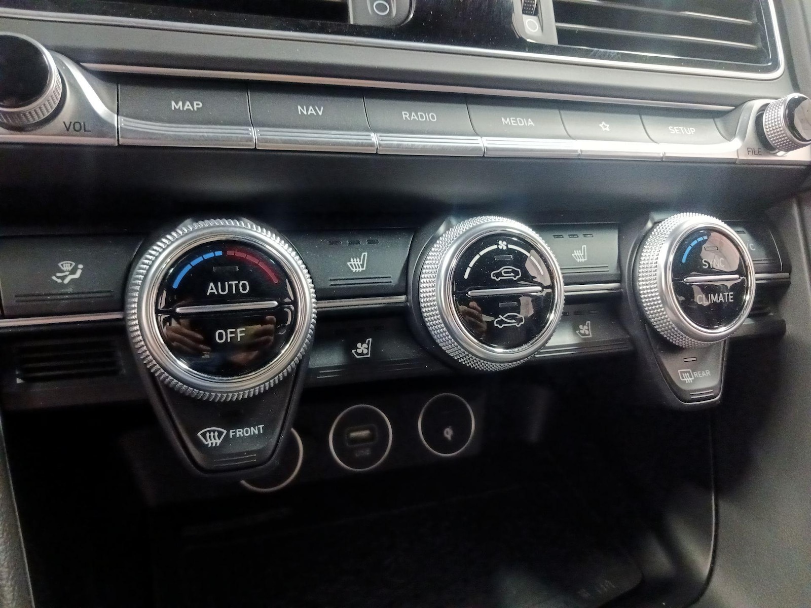 2023 GENESIS G70 Standard - Photo 16