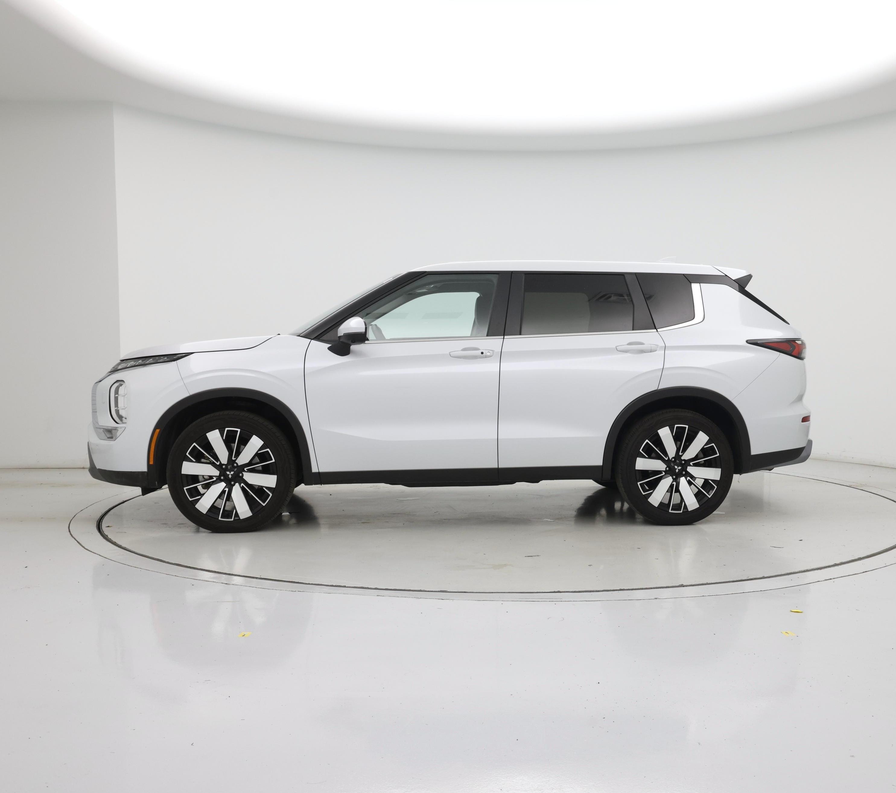 Thumbnail: 2025 Mitsubishi Outlander - 3