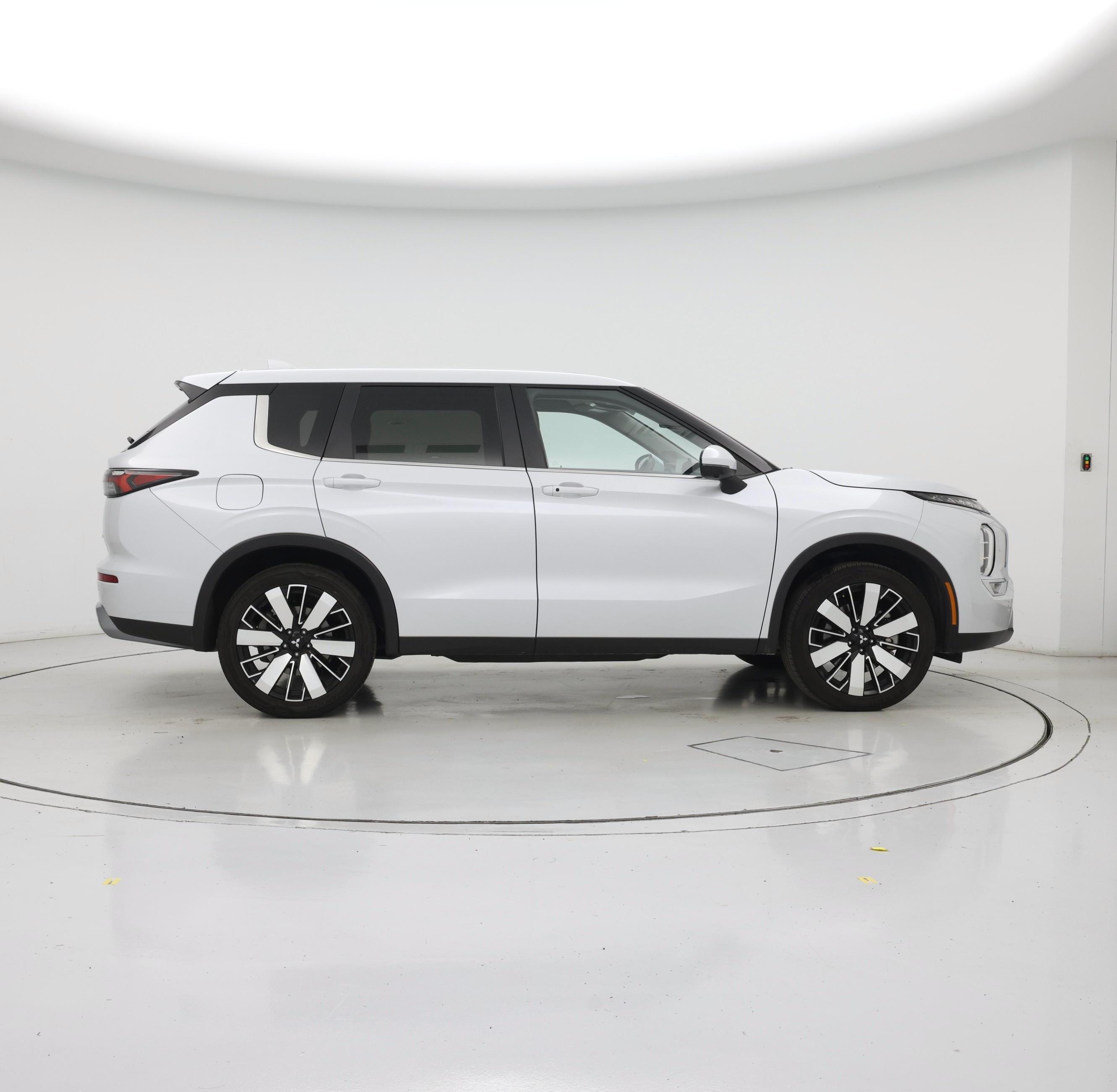 Thumbnail: 2025 Mitsubishi Outlander - 7