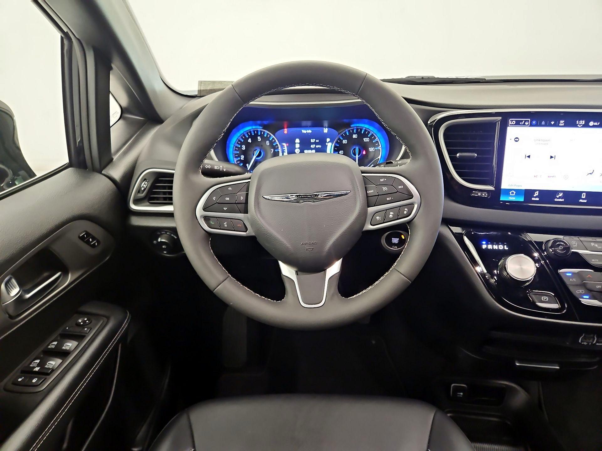 Thumbnail: 2025 Chrysler Pacifica - 10