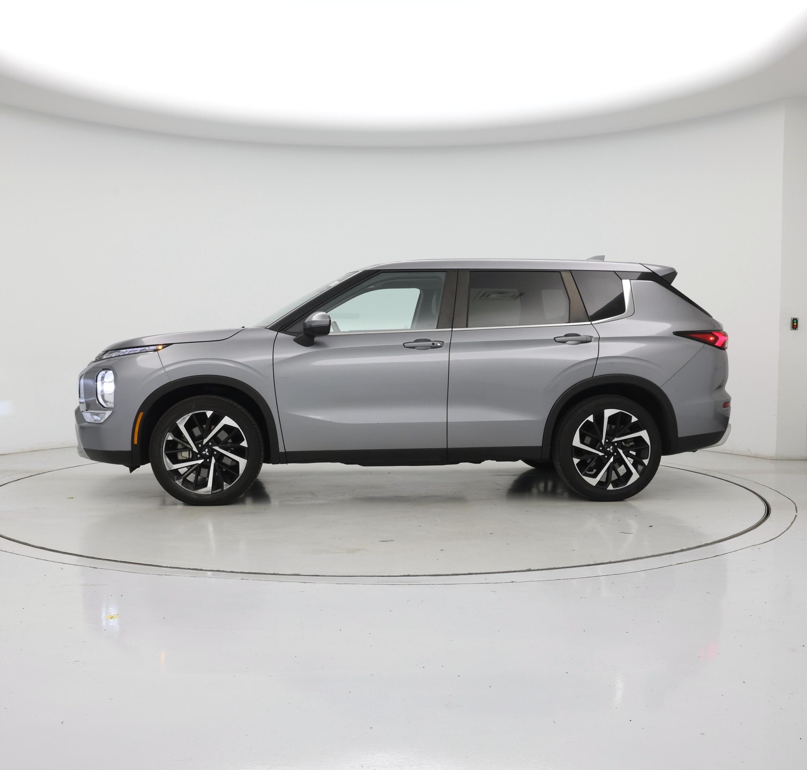 Thumbnail: 2024 Mitsubishi Outlander - 3