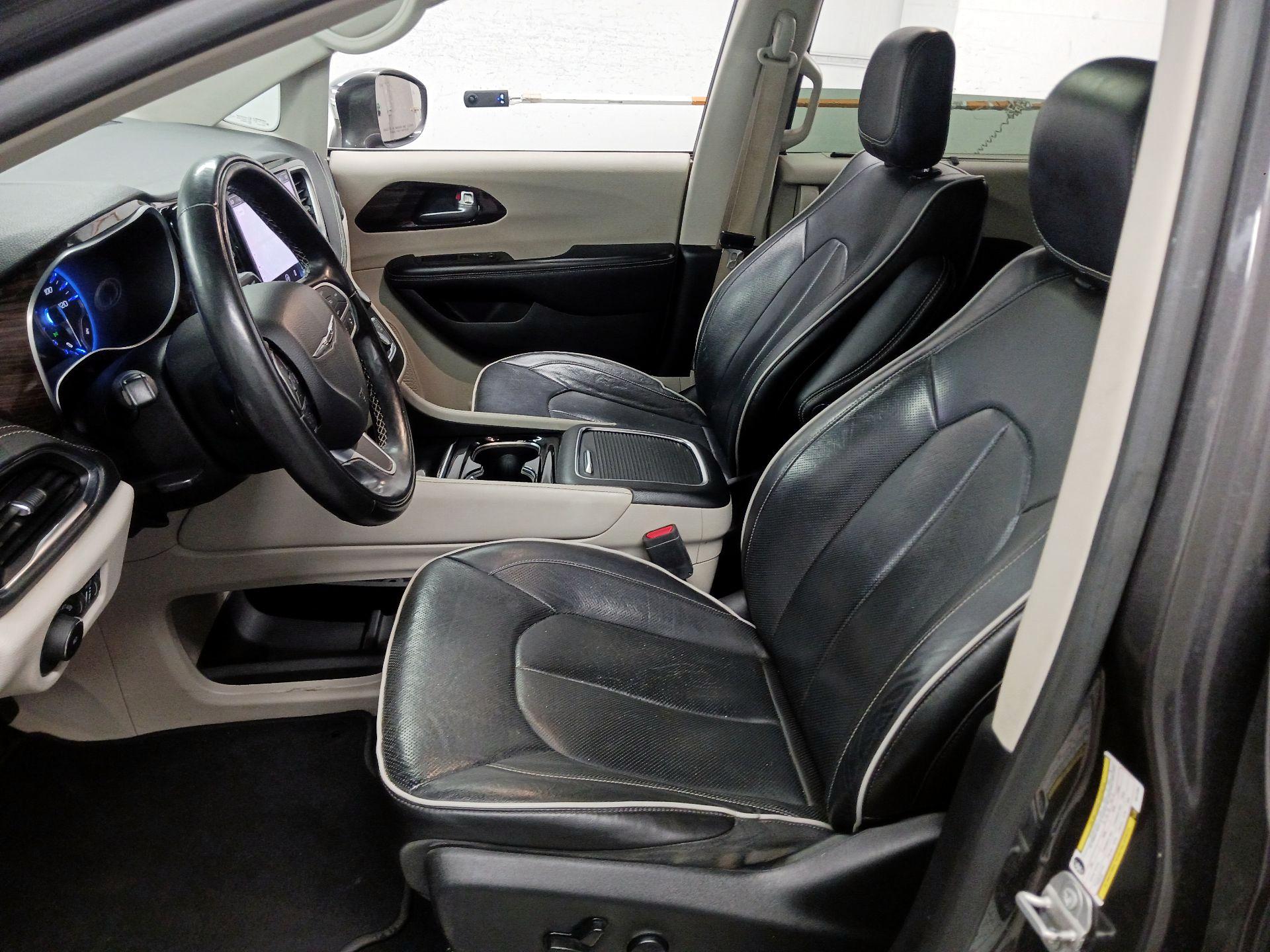 Thumbnail: 2022 Chrysler Pacifica - 9