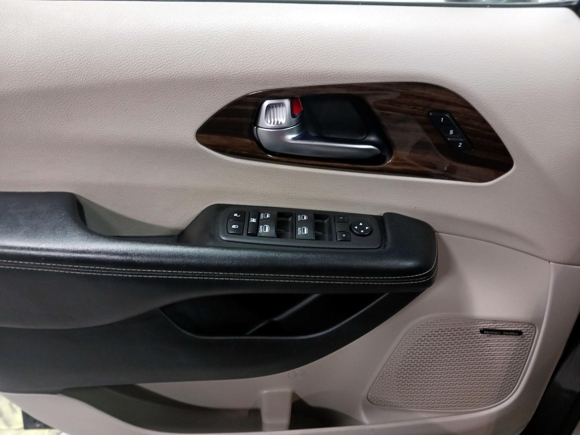 Thumbnail: 2022 Chrysler Pacifica - 10