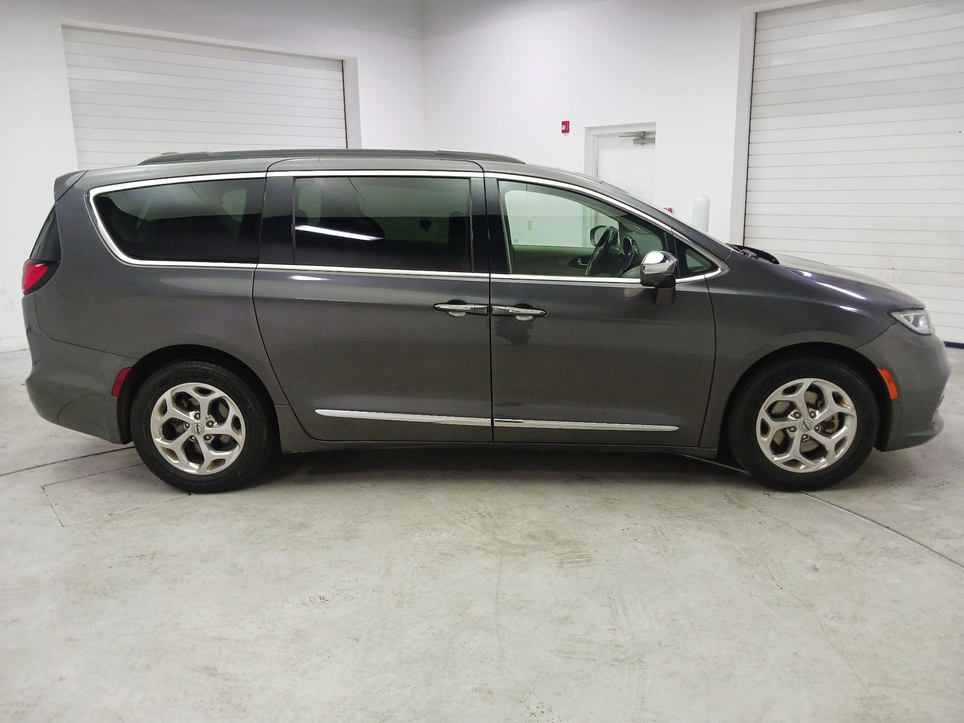 Thumbnail: 2022 Chrysler Pacifica - 4