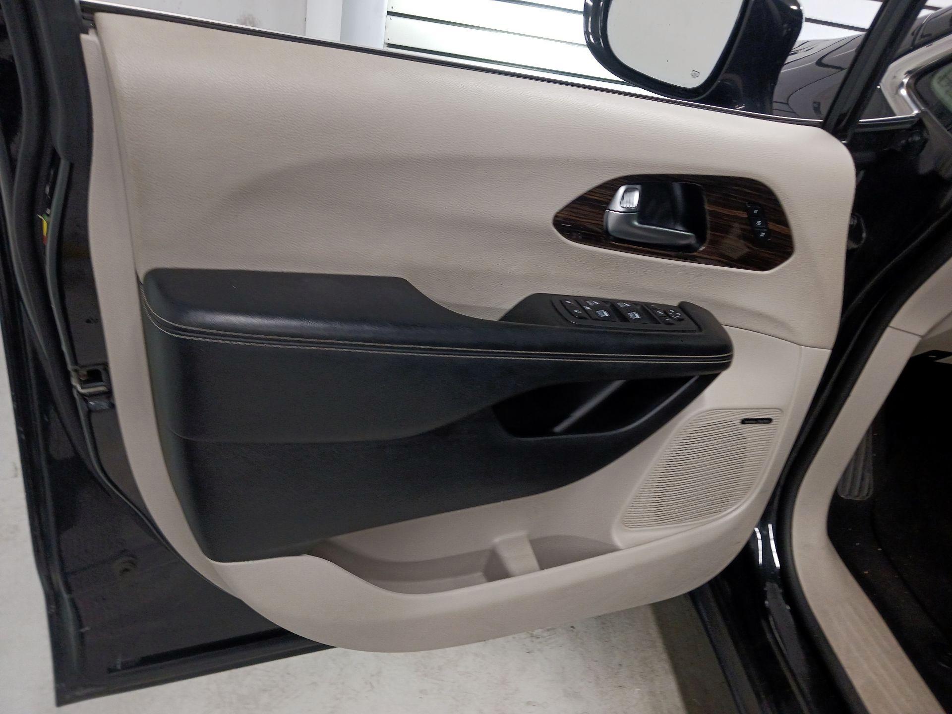 Thumbnail: 2022 Chrysler Pacifica - 12