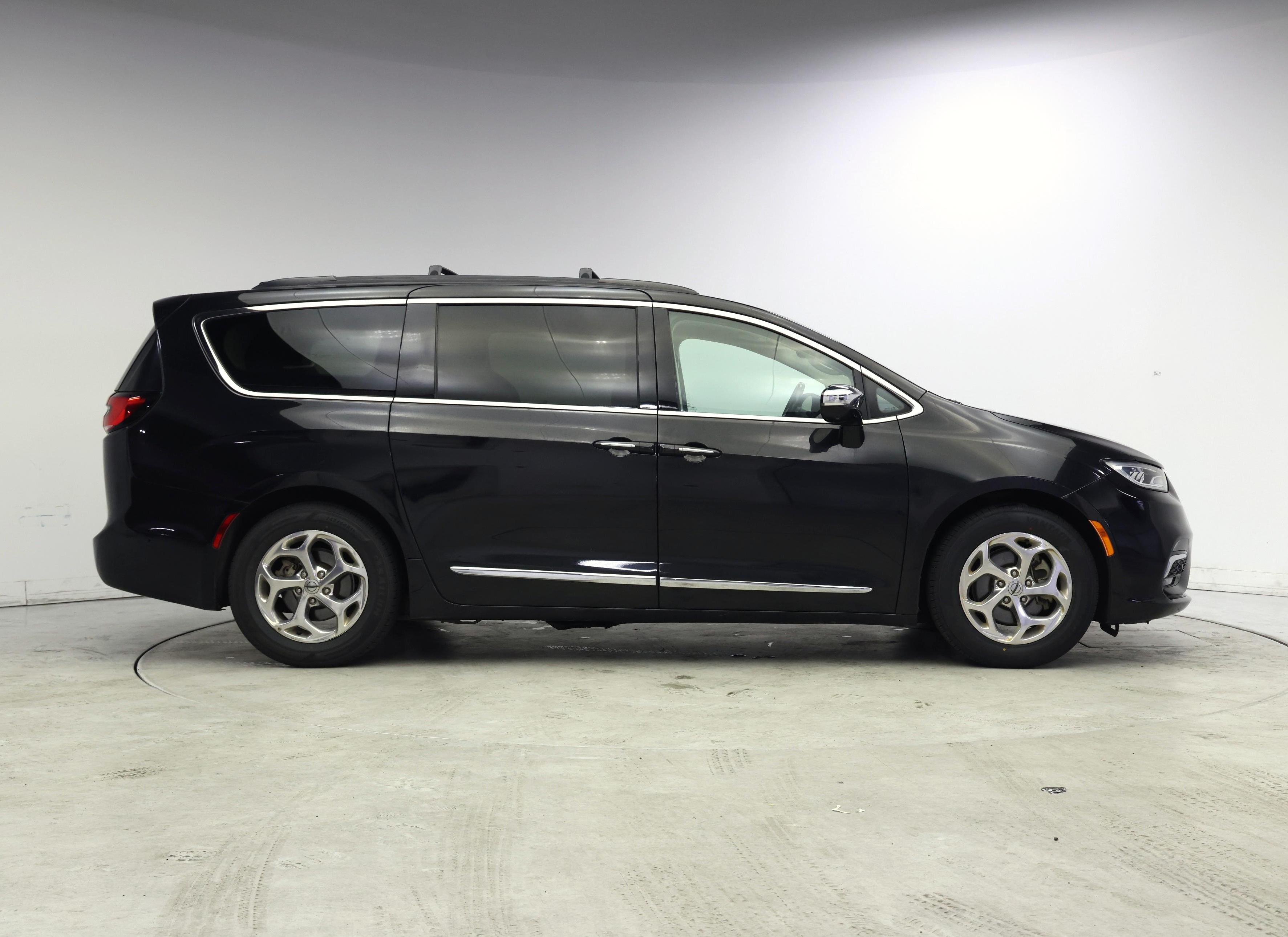 Thumbnail: 2022 Chrysler Pacifica - 7