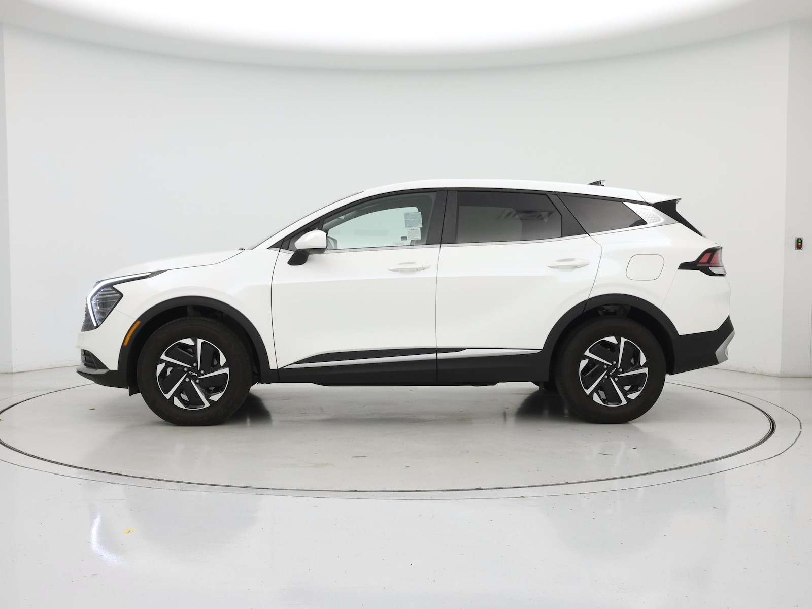 2025 Kia Sportage LX Hybrid - Photo 4
