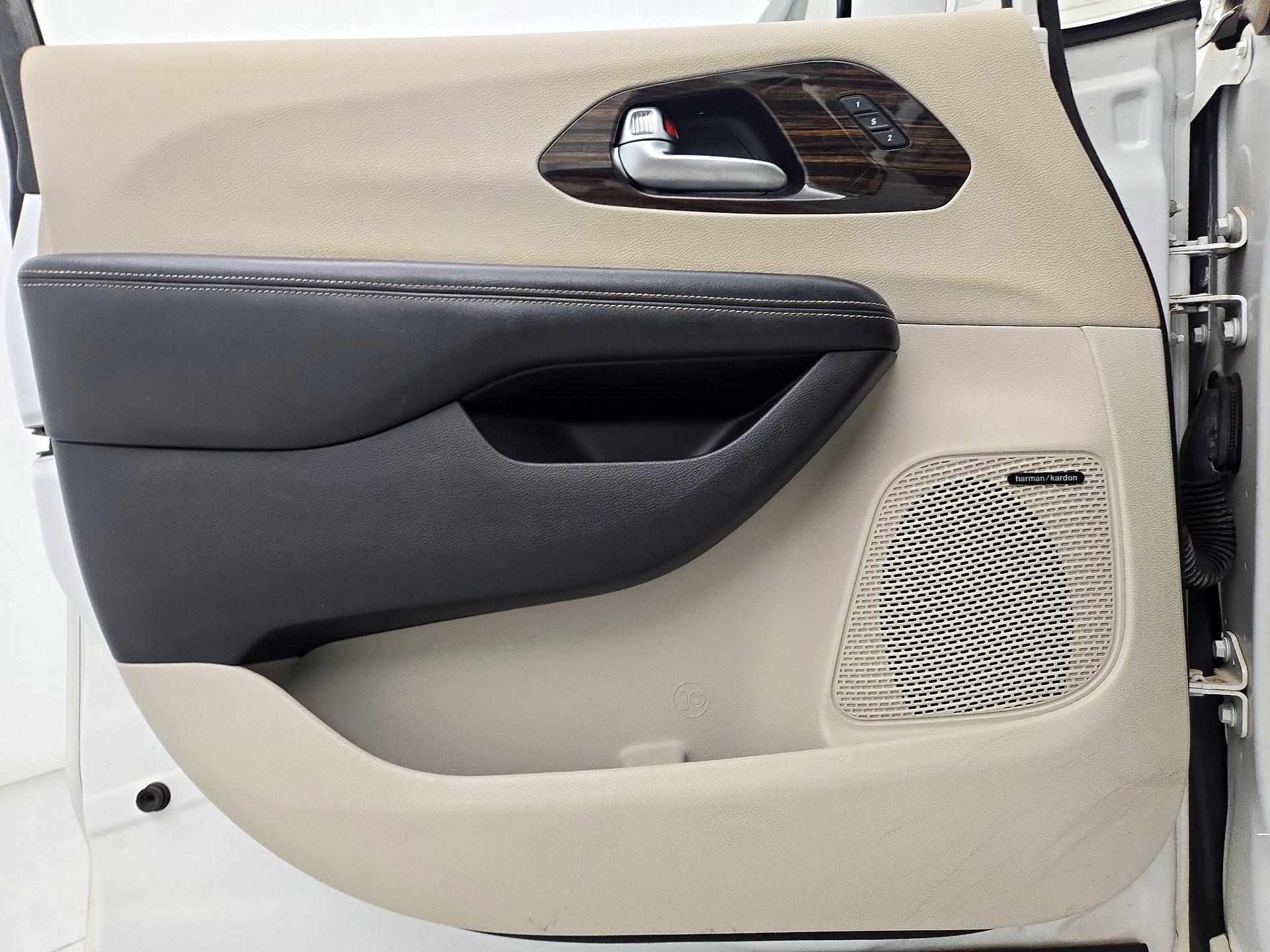 Thumbnail: 2021 Chrysler Pacifica - 12