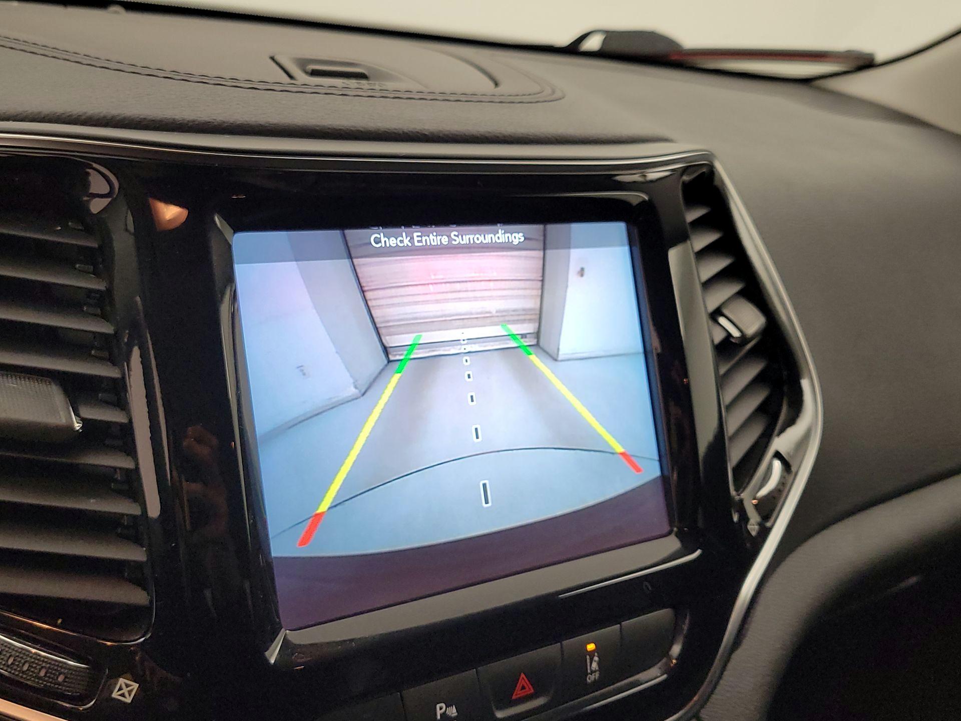 Thumbnail: 2019 Jeep Cherokee - 14
