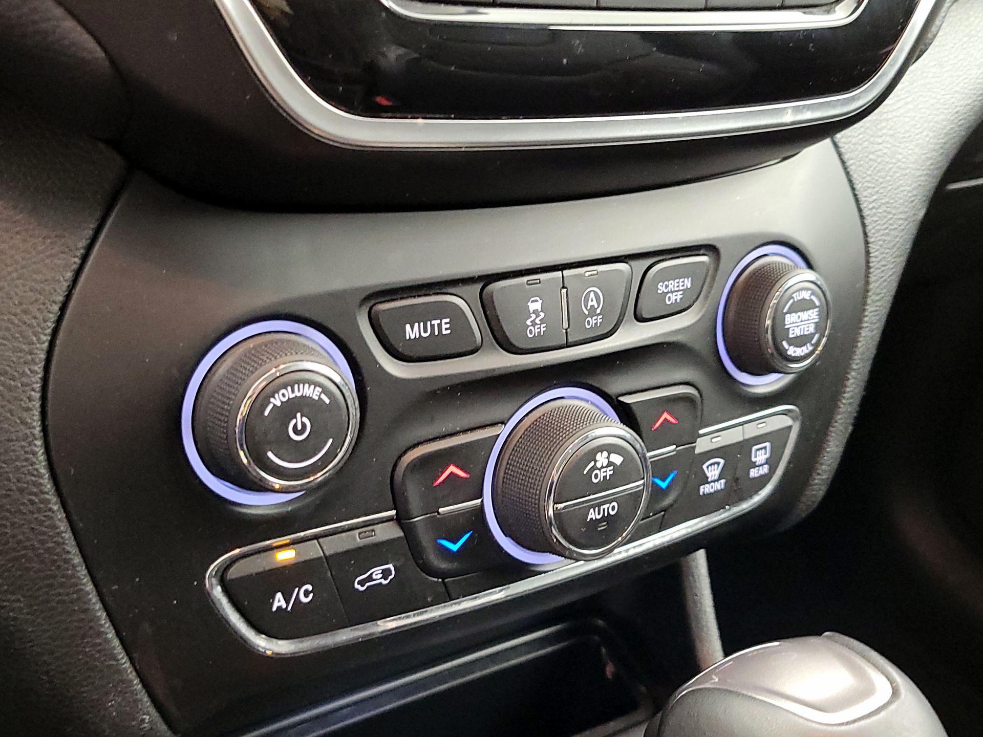 Thumbnail: 2019 Jeep Cherokee - 16