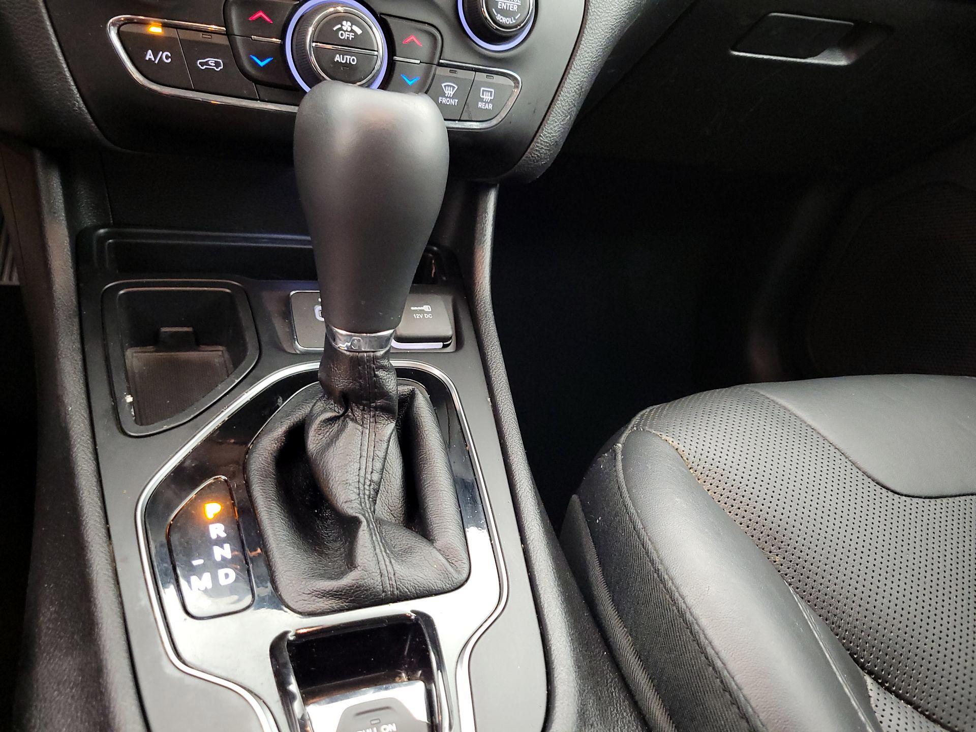 Thumbnail: 2019 Jeep Cherokee - 17