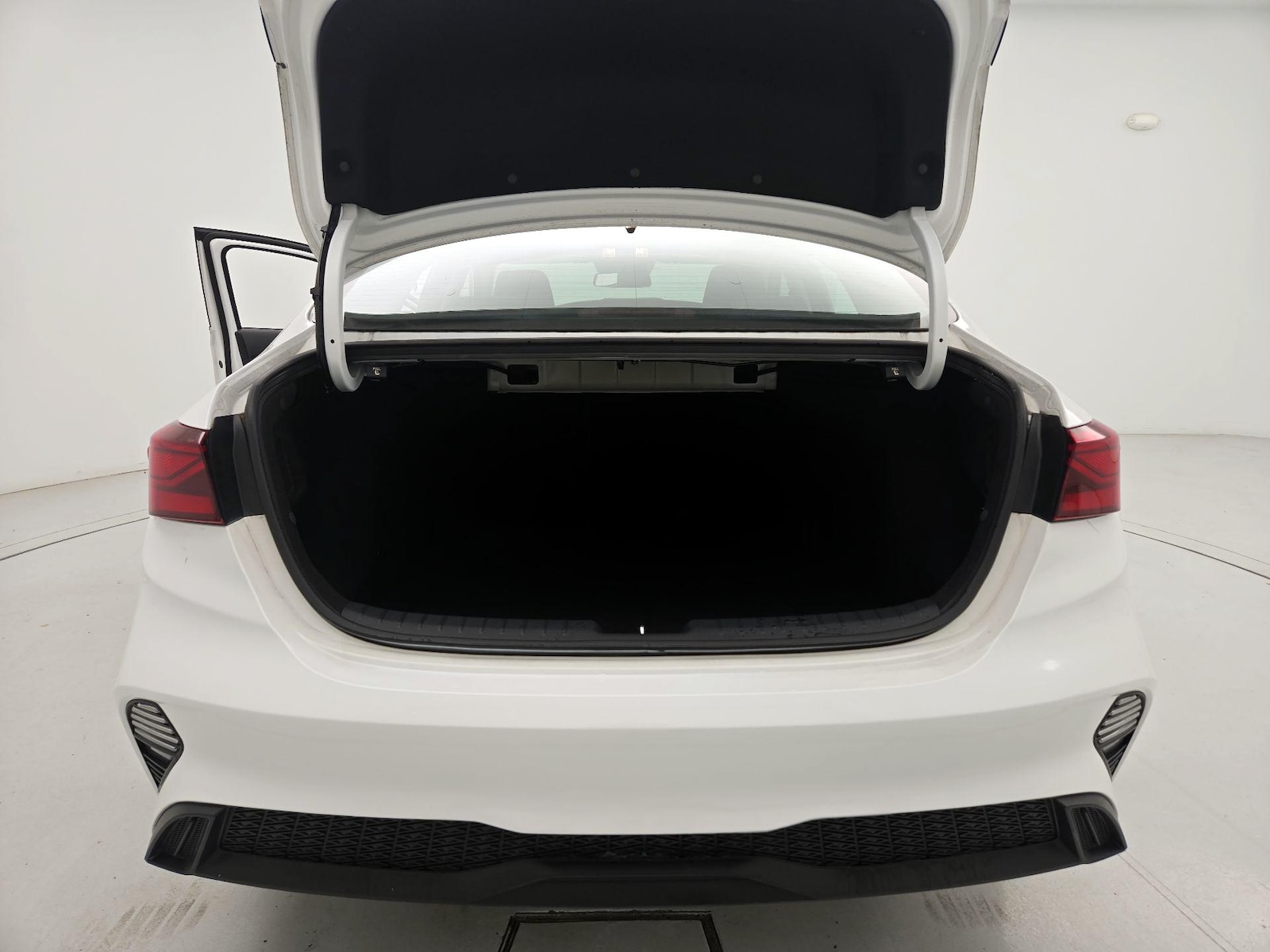 2023 Kia Forte LXS - Photo 21