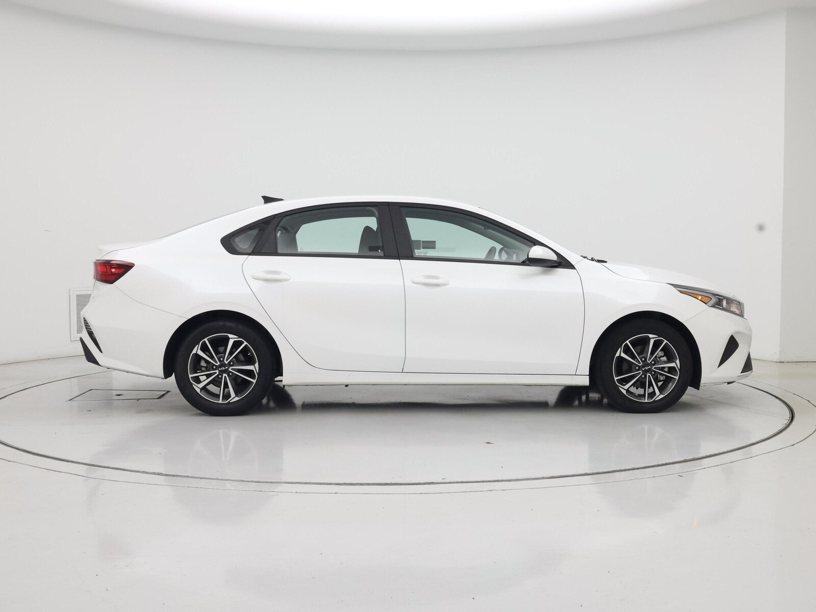2023 Kia Forte LXS - Photo 8