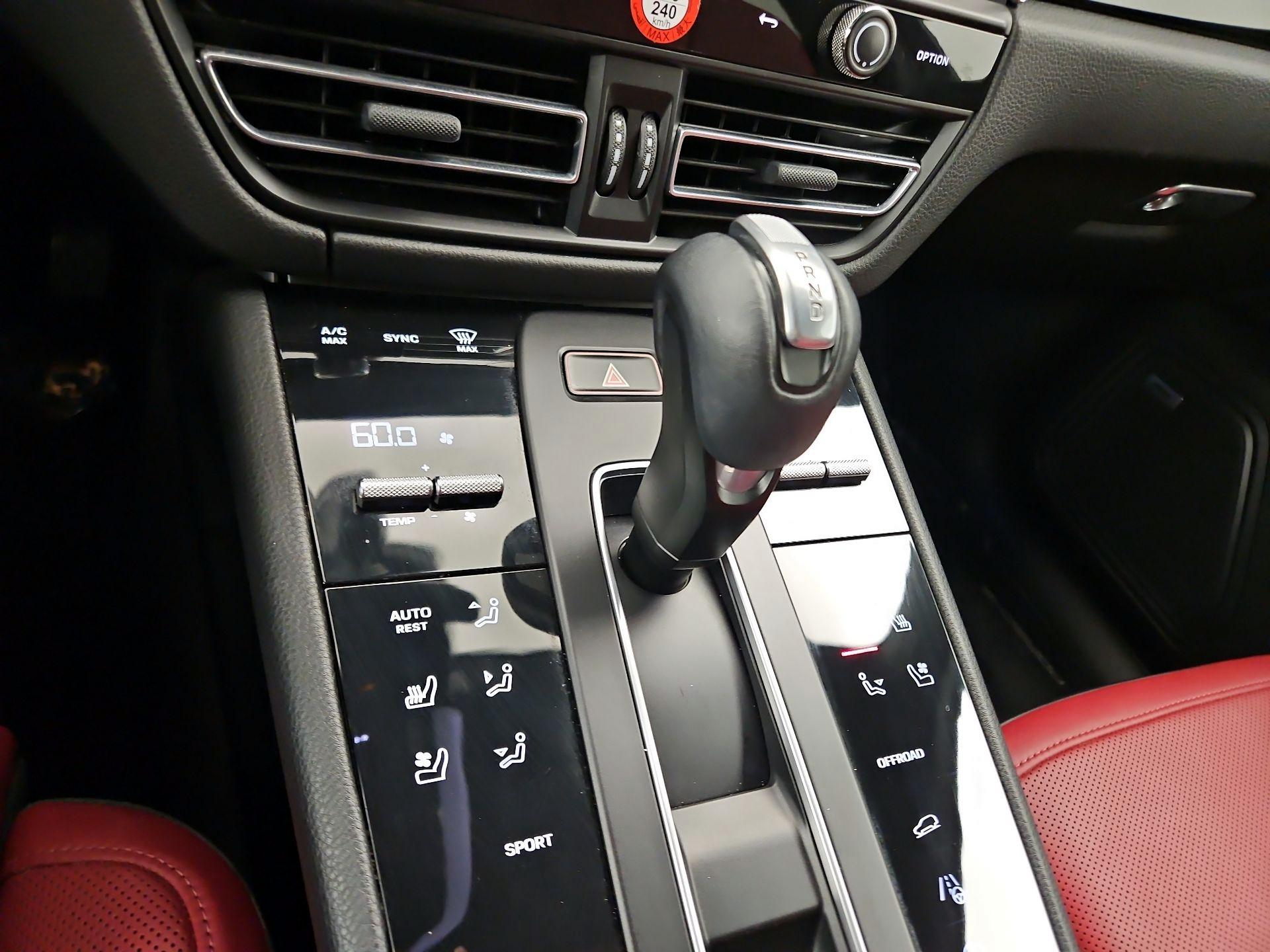 Thumbnail: 2022 Porsche Macan - 17