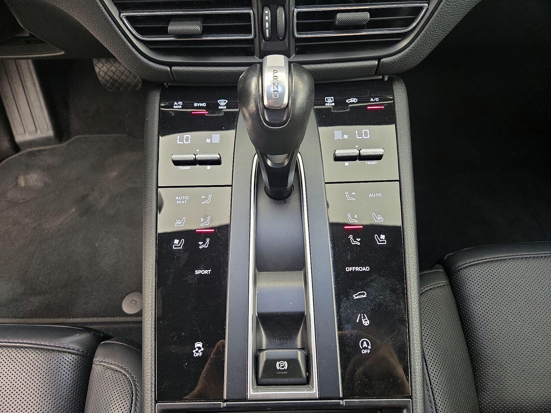 Thumbnail: 2023 Porsche Macan - 18