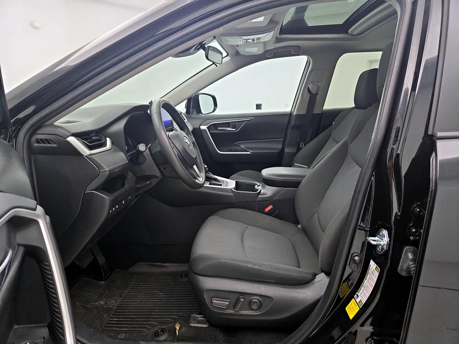 2024 Toyota RAV4 XLE - Photo 12