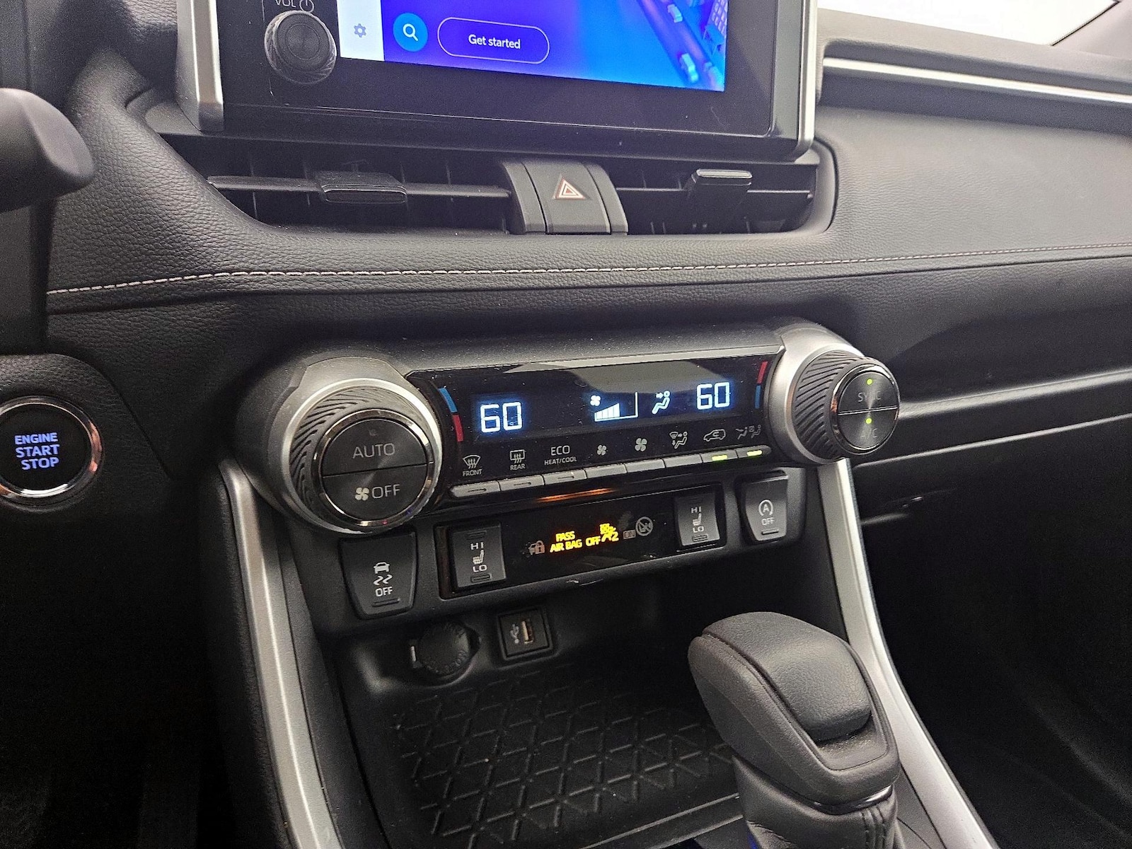 2024 Toyota RAV4 XLE - Photo 17