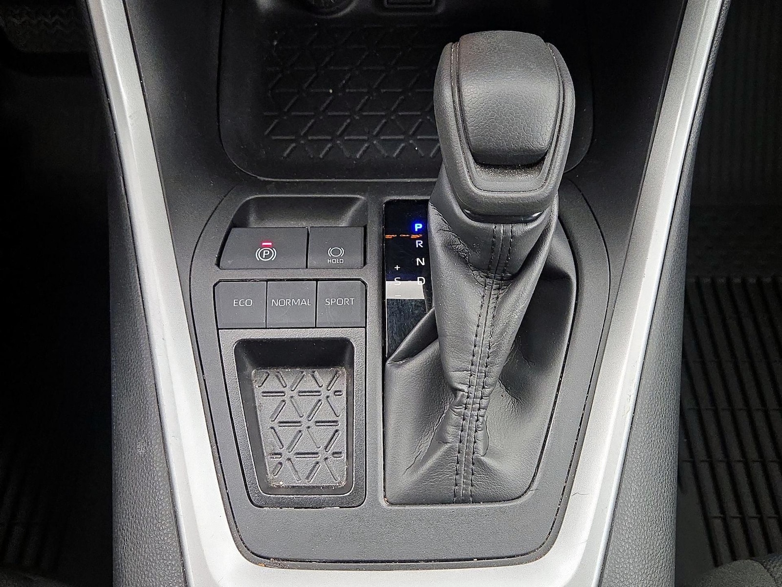 2024 Toyota RAV4 XLE - Photo 18