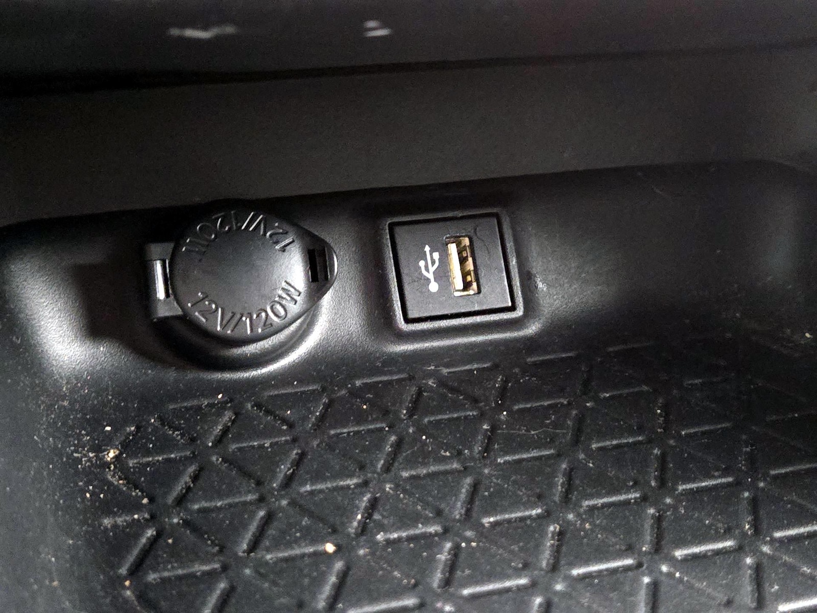 2024 Toyota RAV4 XLE - Photo 19
