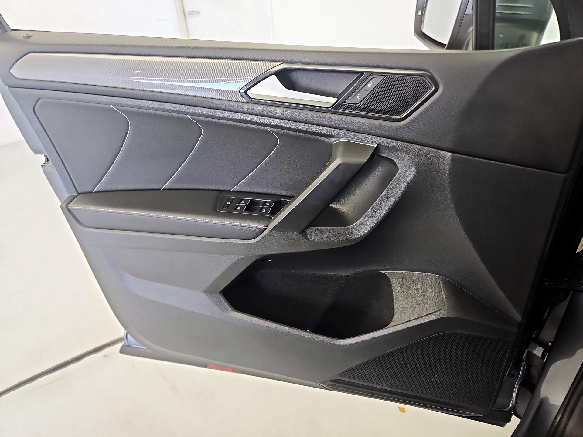 Thumbnail: 2023 Volkswagen Tiguan - 12
