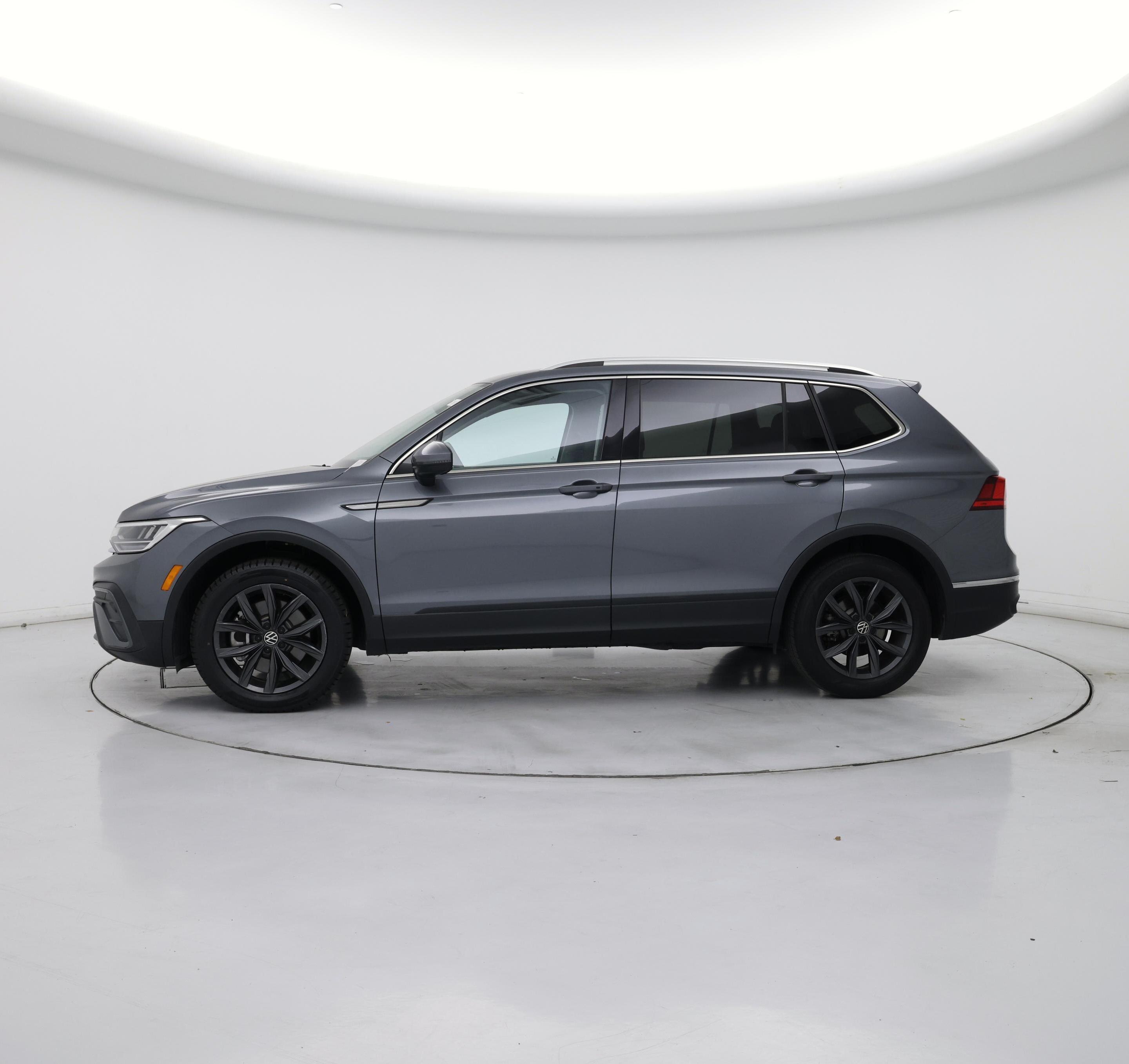 Thumbnail: 2023 Volkswagen Tiguan - 3
