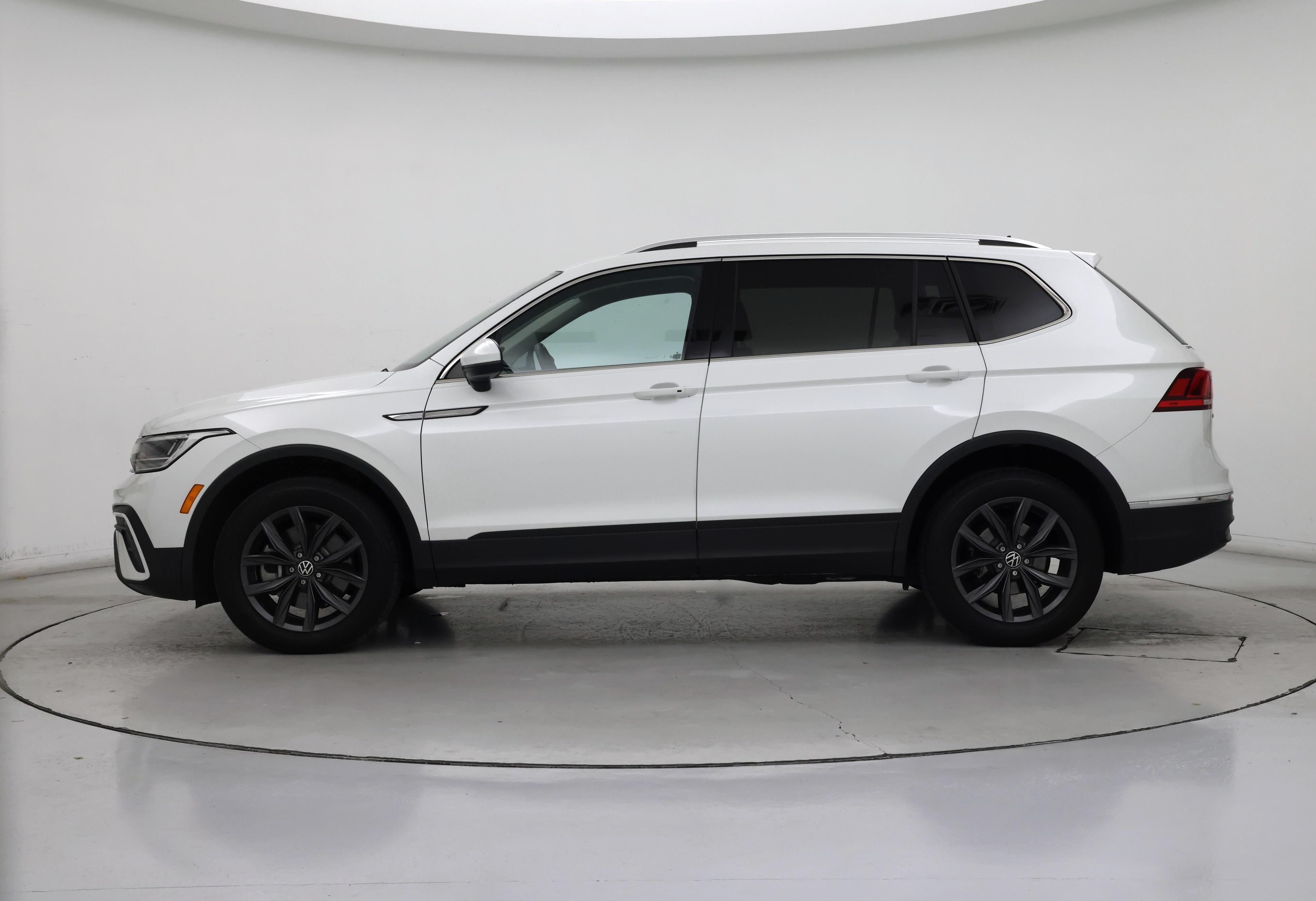Thumbnail: 2023 Volkswagen Tiguan - 3