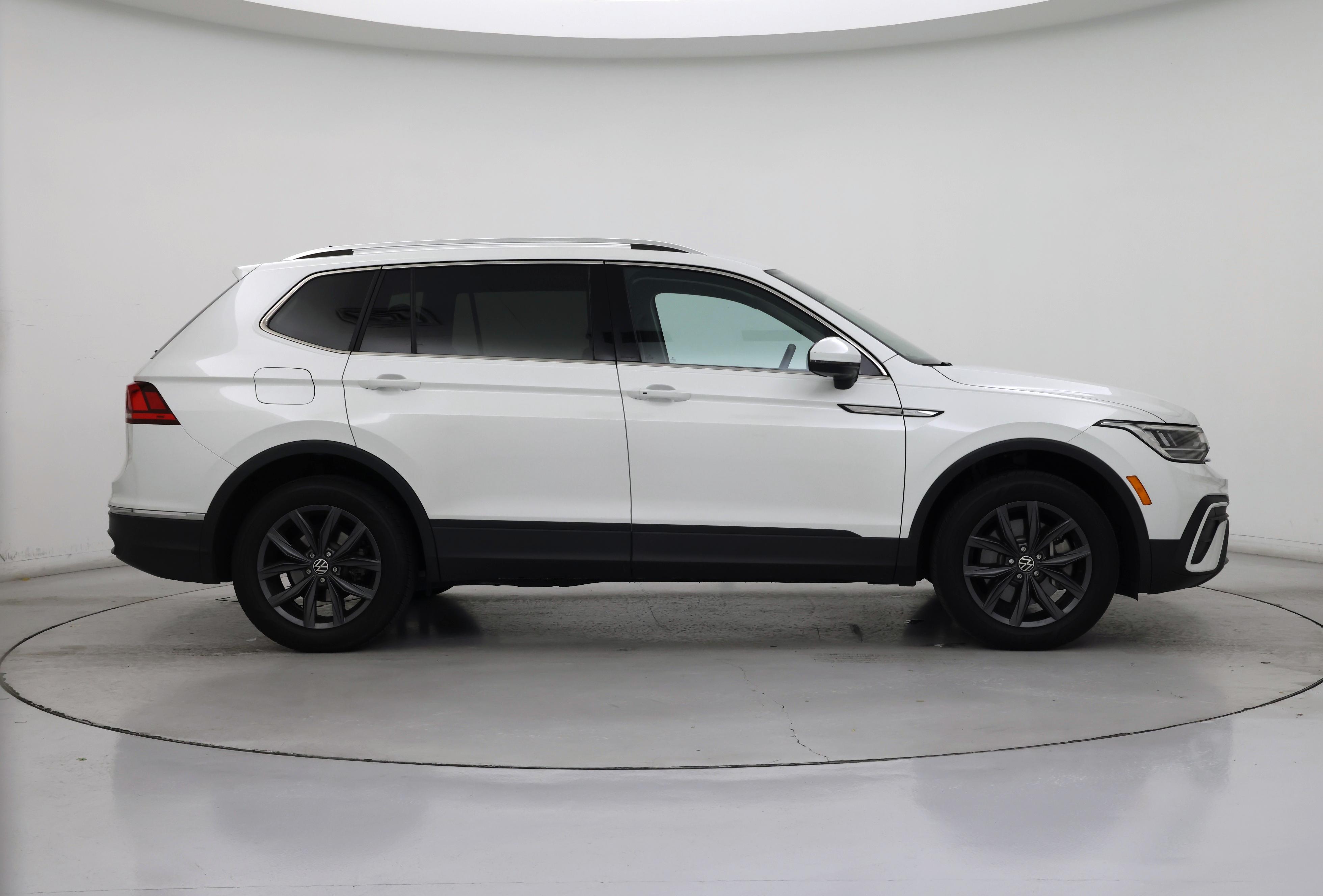 Thumbnail: 2023 Volkswagen Tiguan - 7