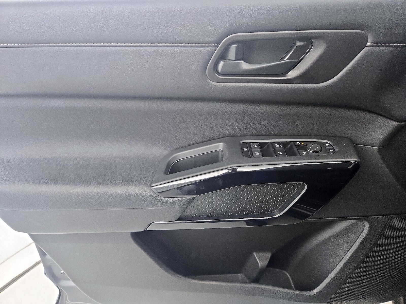 2024 Nissan Pathfinder SV - Photo 13