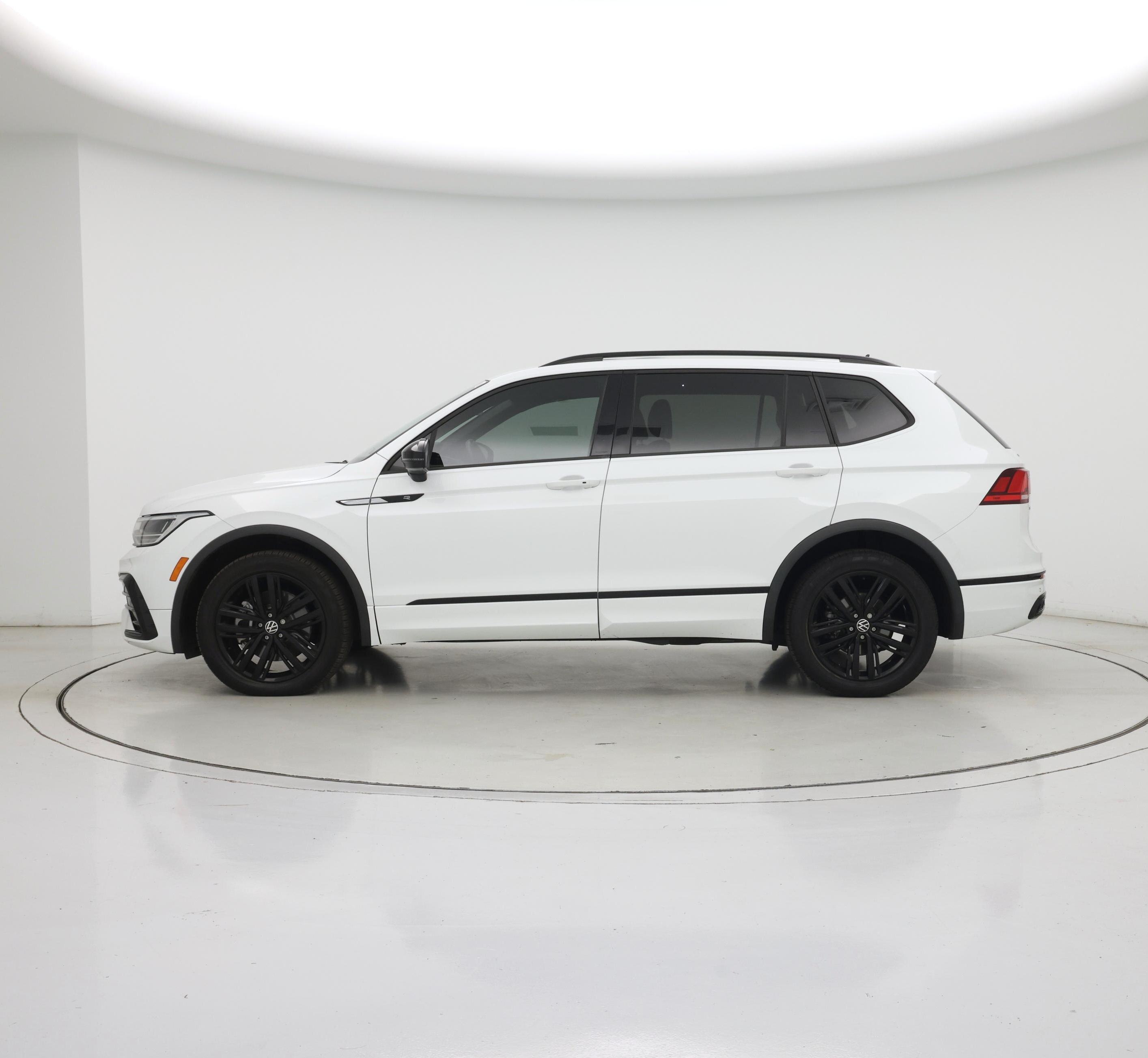 Thumbnail: 2022 Volkswagen Tiguan - 3
