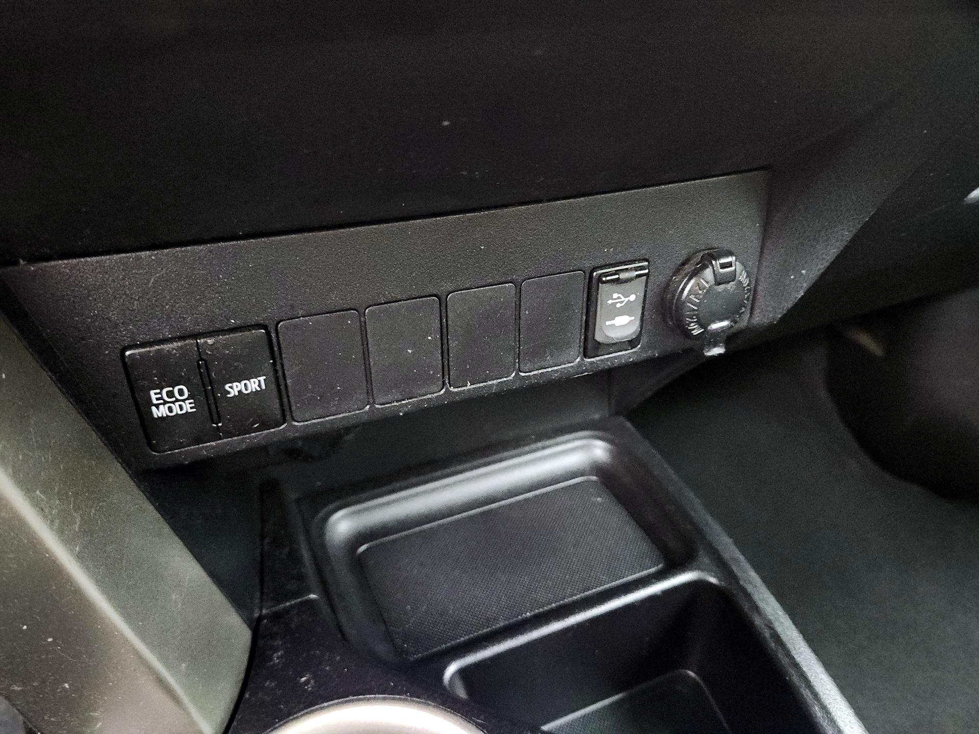 Thumbnail: 2014 Toyota RAV4 - 18