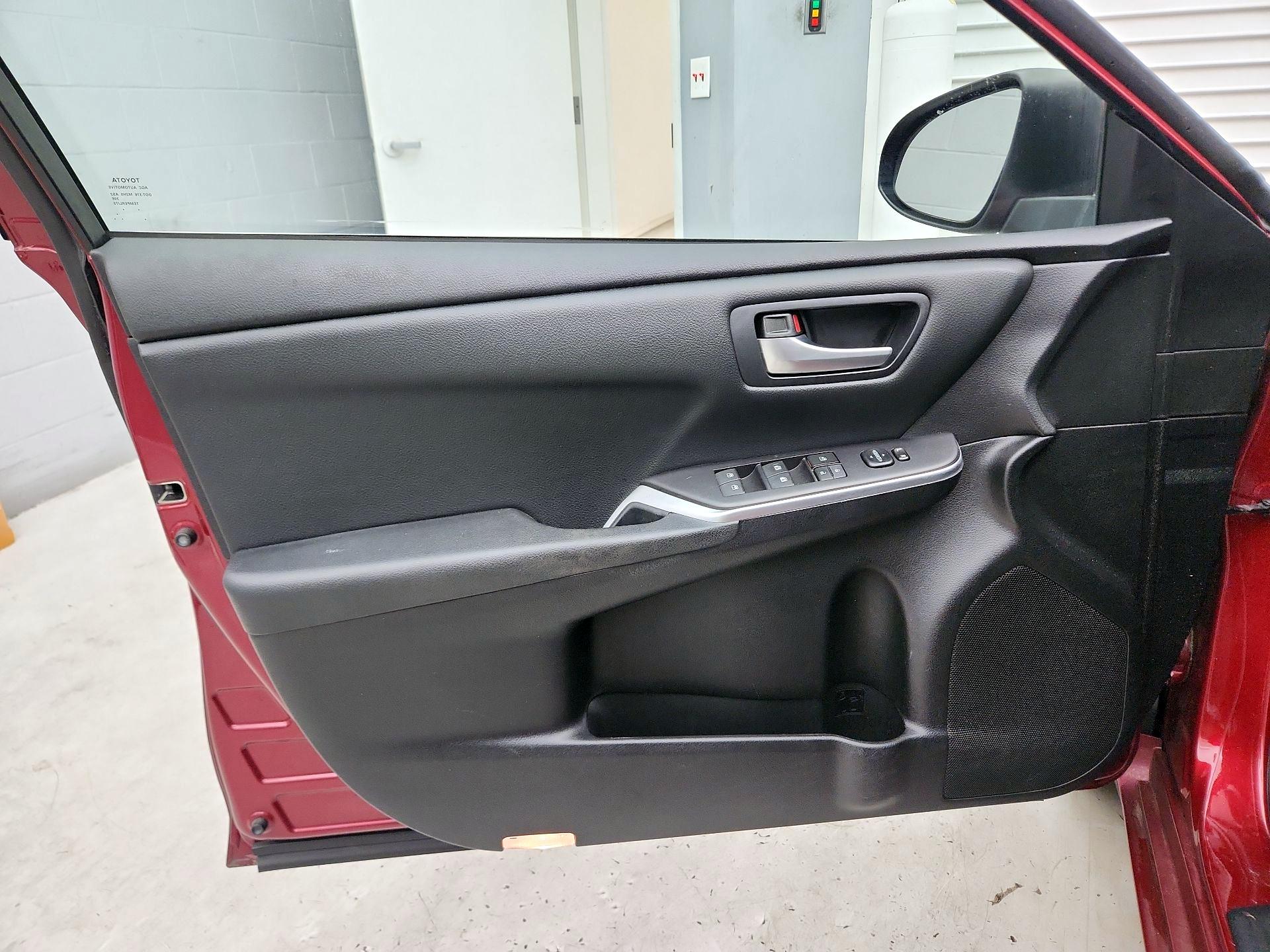 Thumbnail: 2016 Toyota Camry - 12