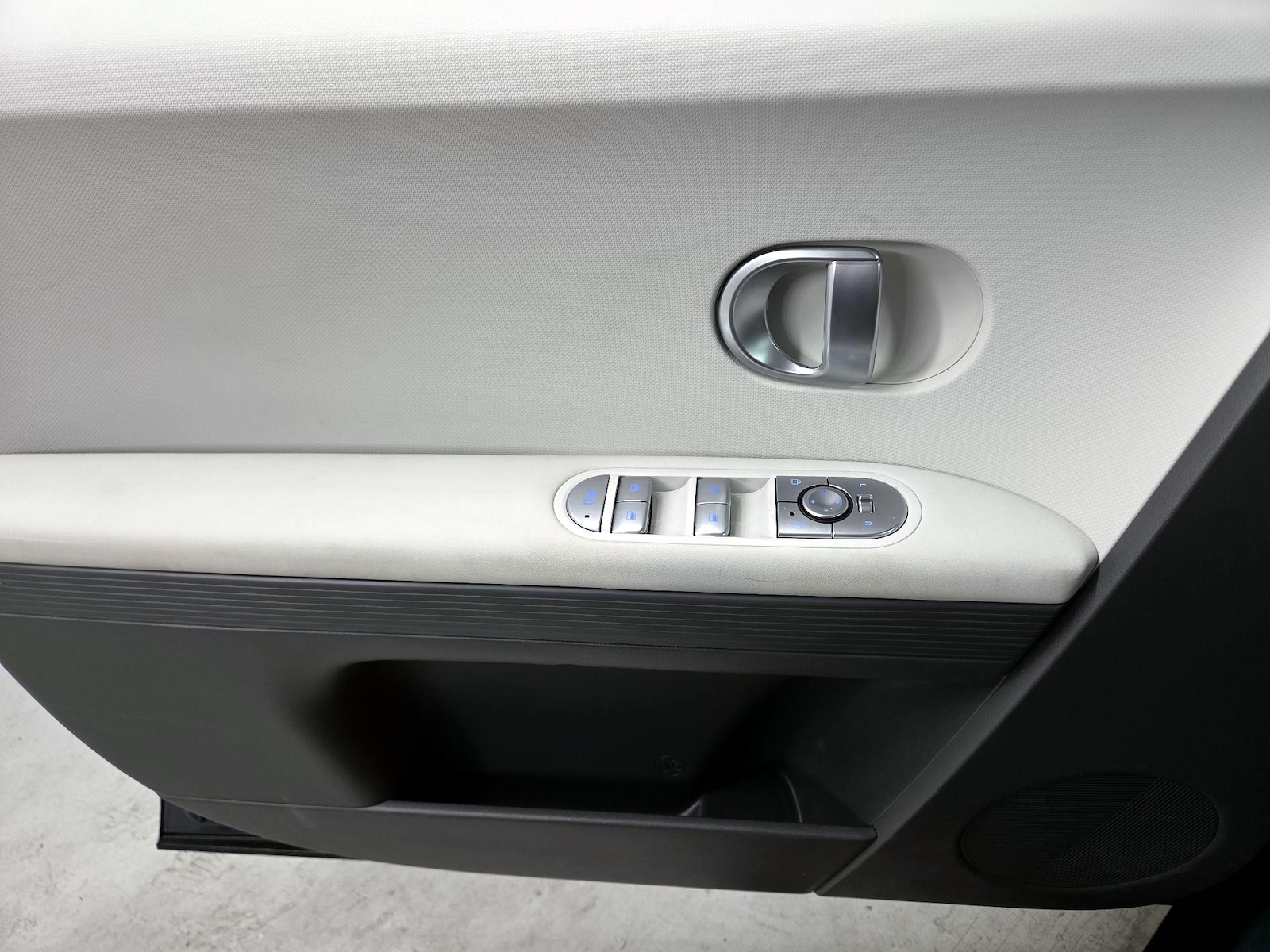 2024 Hyundai IONIQ 5 SE - Photo 13