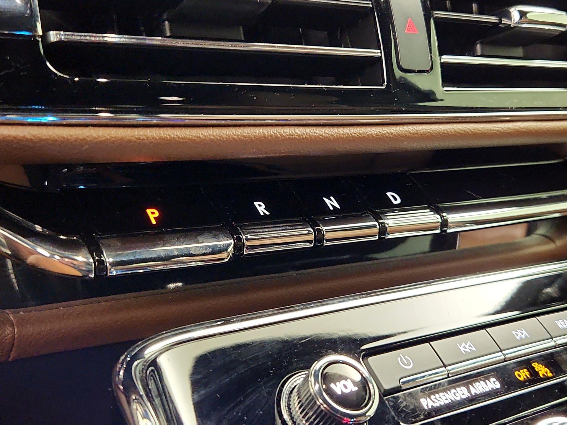 Thumbnail: 2022 Lincoln Navigator L - 18