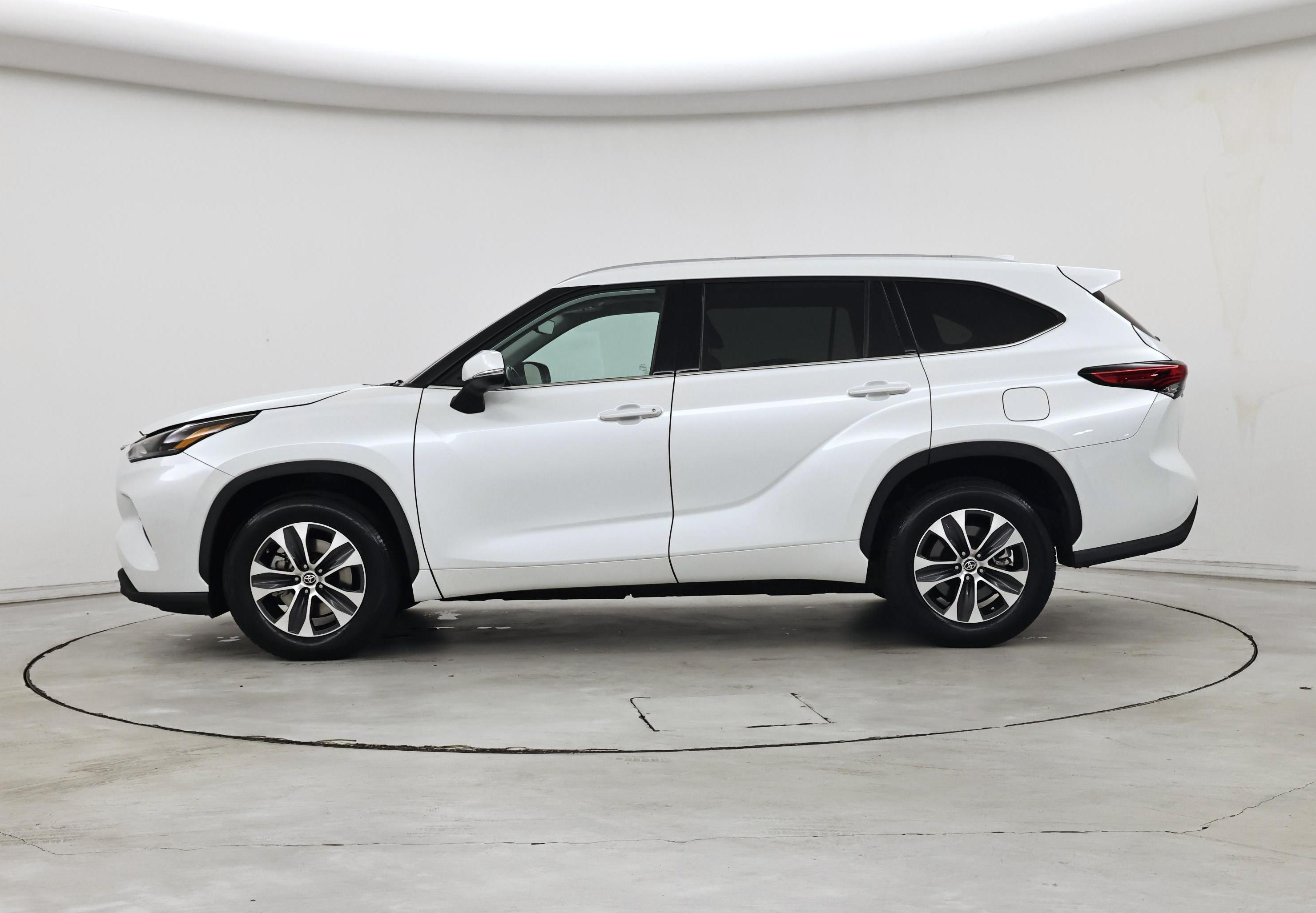 Thumbnail: 2022 Toyota Highlander - 3