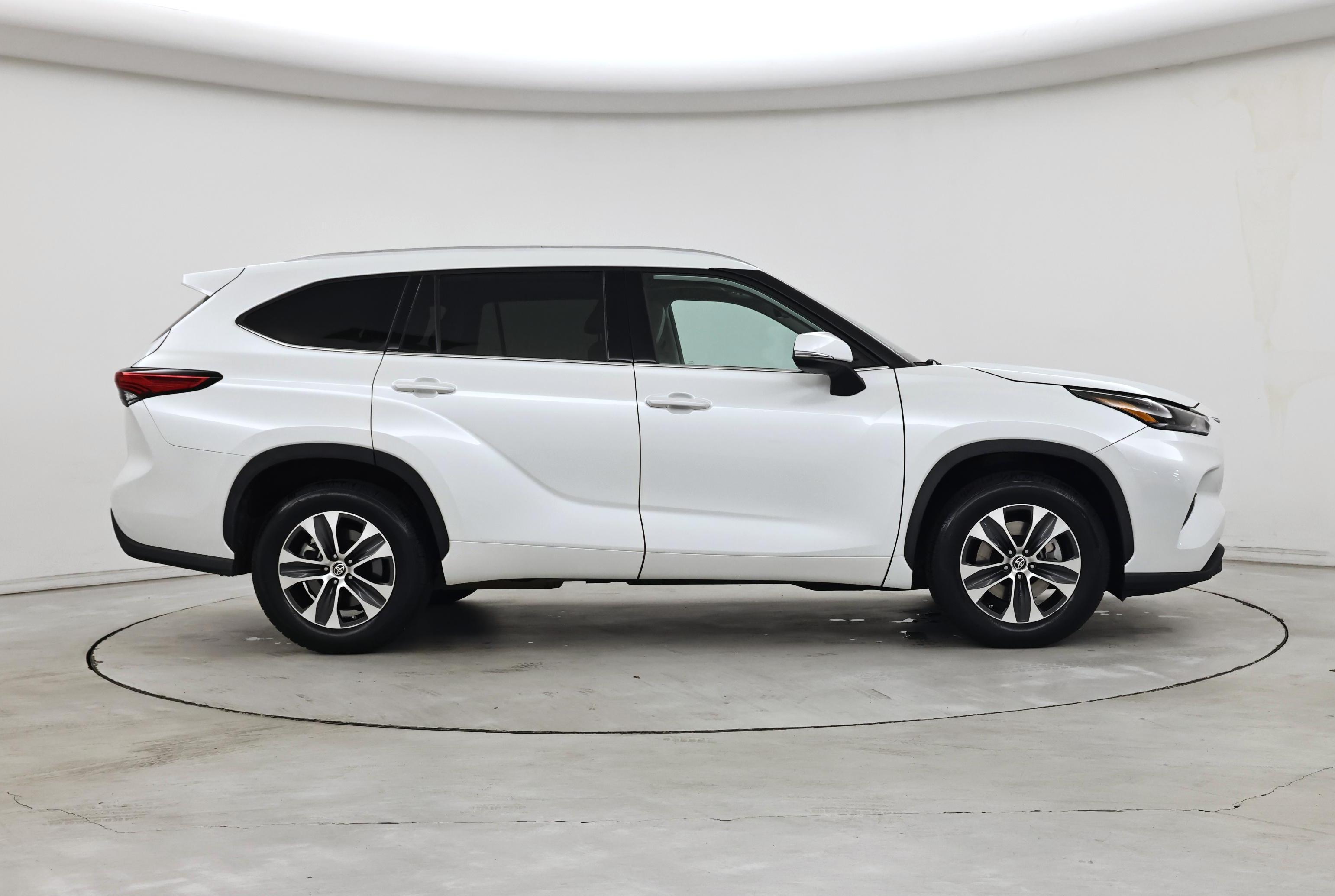 Thumbnail: 2022 Toyota Highlander - 7