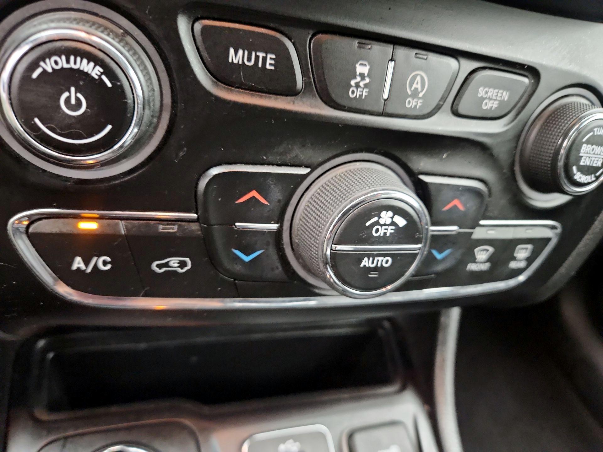 Thumbnail: 2019 Jeep Cherokee - 16