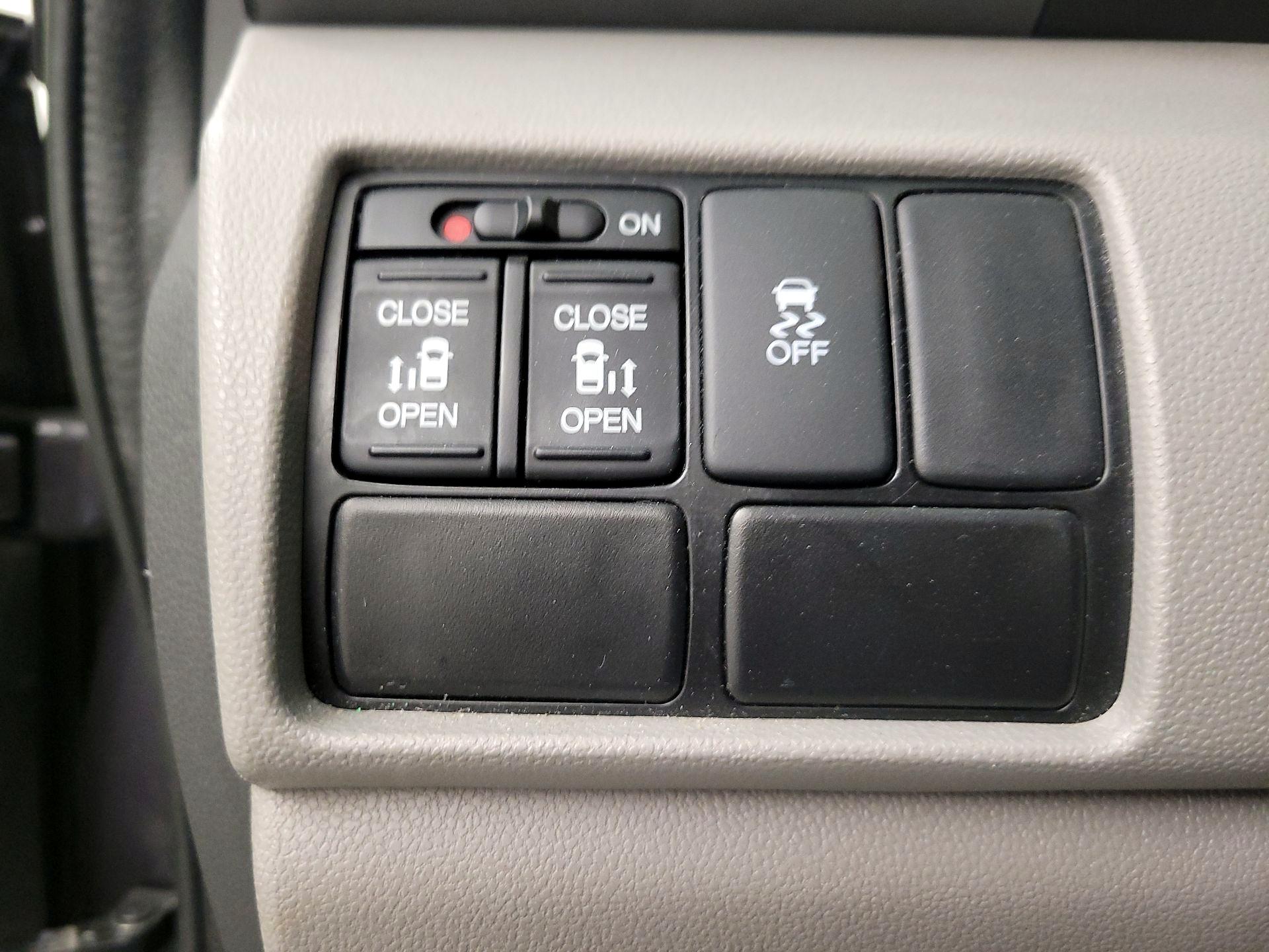 Thumbnail: 2016 Honda Odyssey - 13