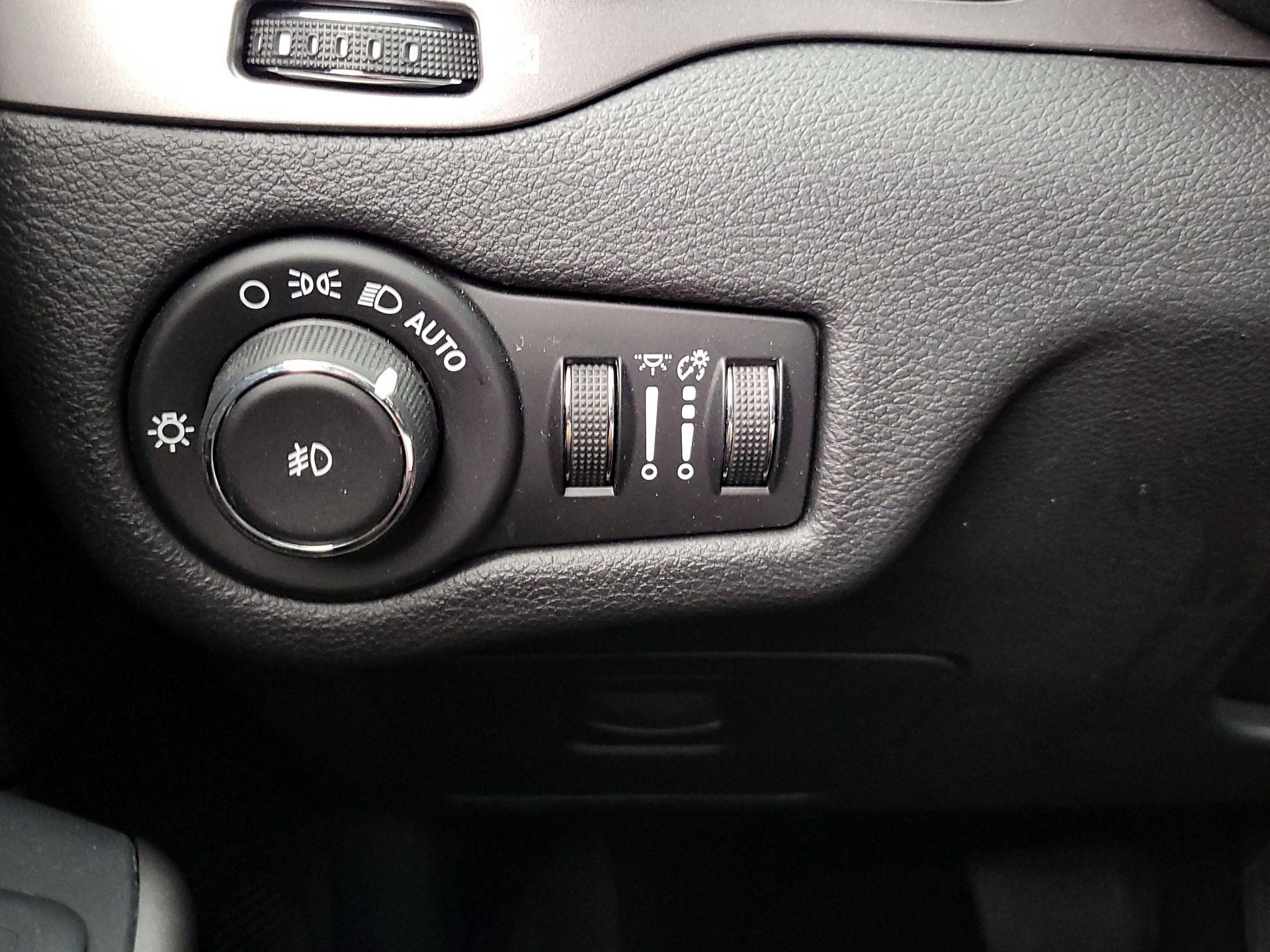 Thumbnail: 2019 Jeep Cherokee - 13