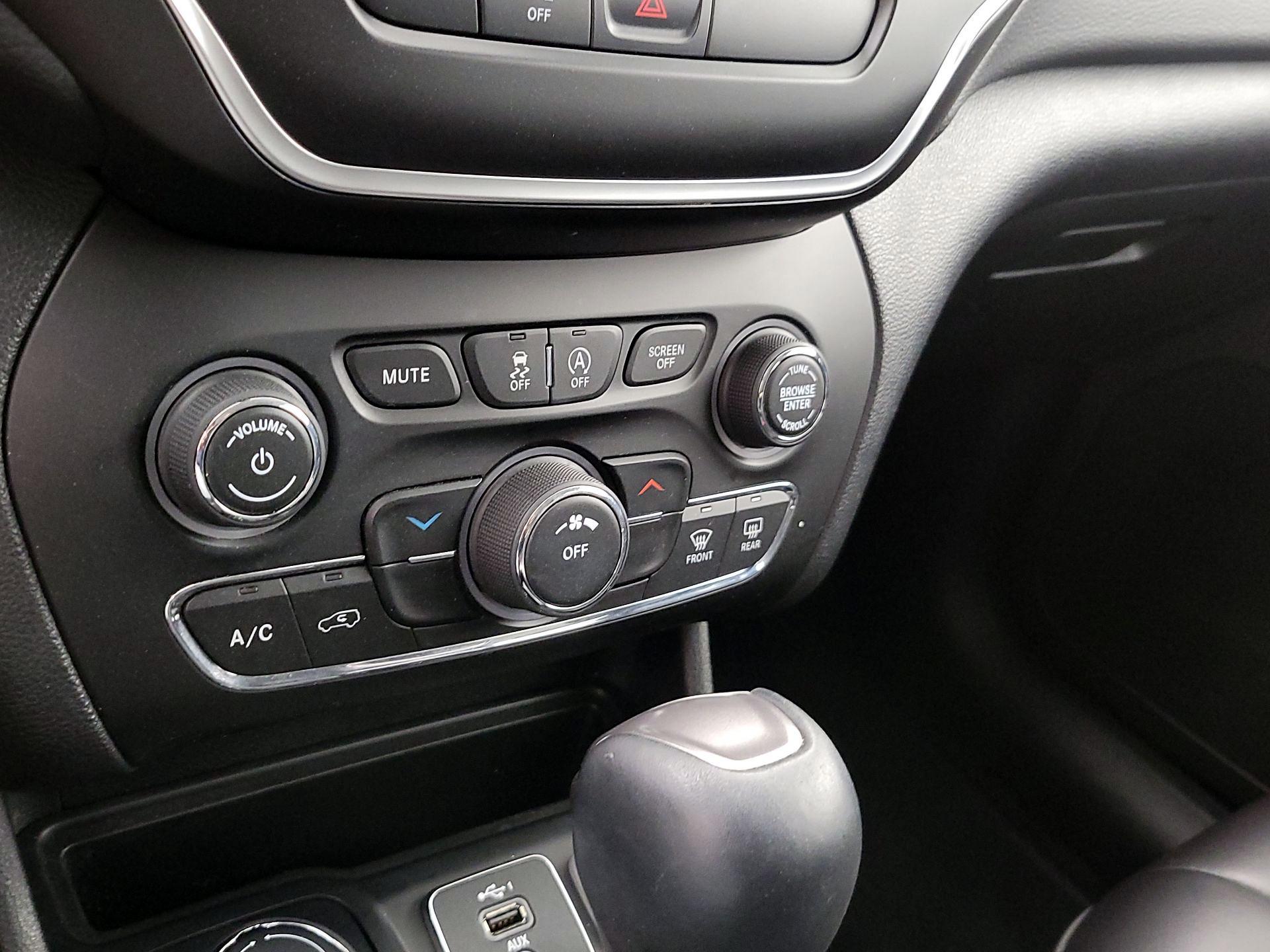 Thumbnail: 2019 Jeep Cherokee - 16