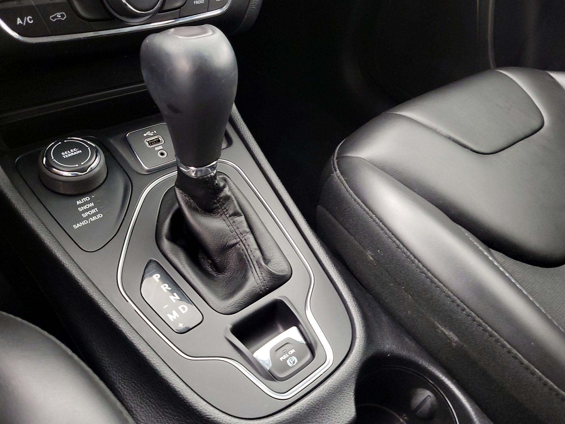 Thumbnail: 2019 Jeep Cherokee - 17