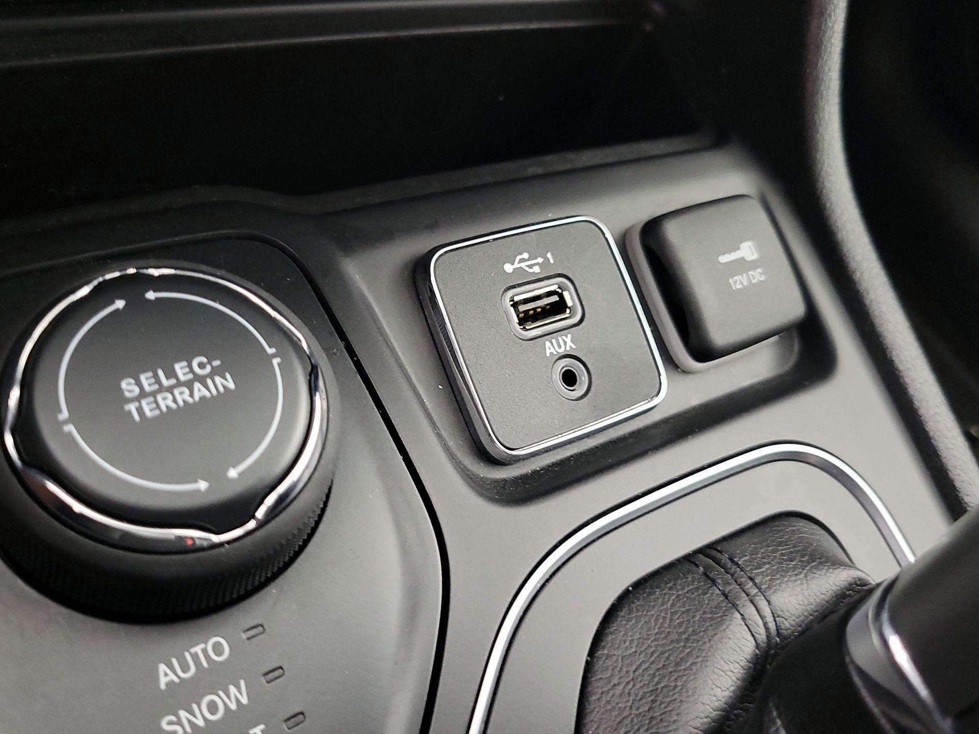 Thumbnail: 2019 Jeep Cherokee - 18