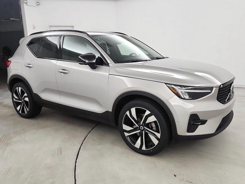 2025 Volvo XC40 B5 Ultra Dark Theme