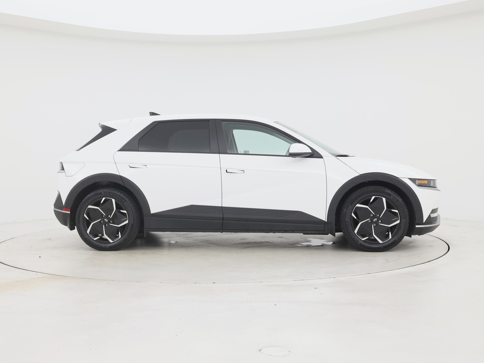 2024 Hyundai IONIQ 5 SE - Photo 8