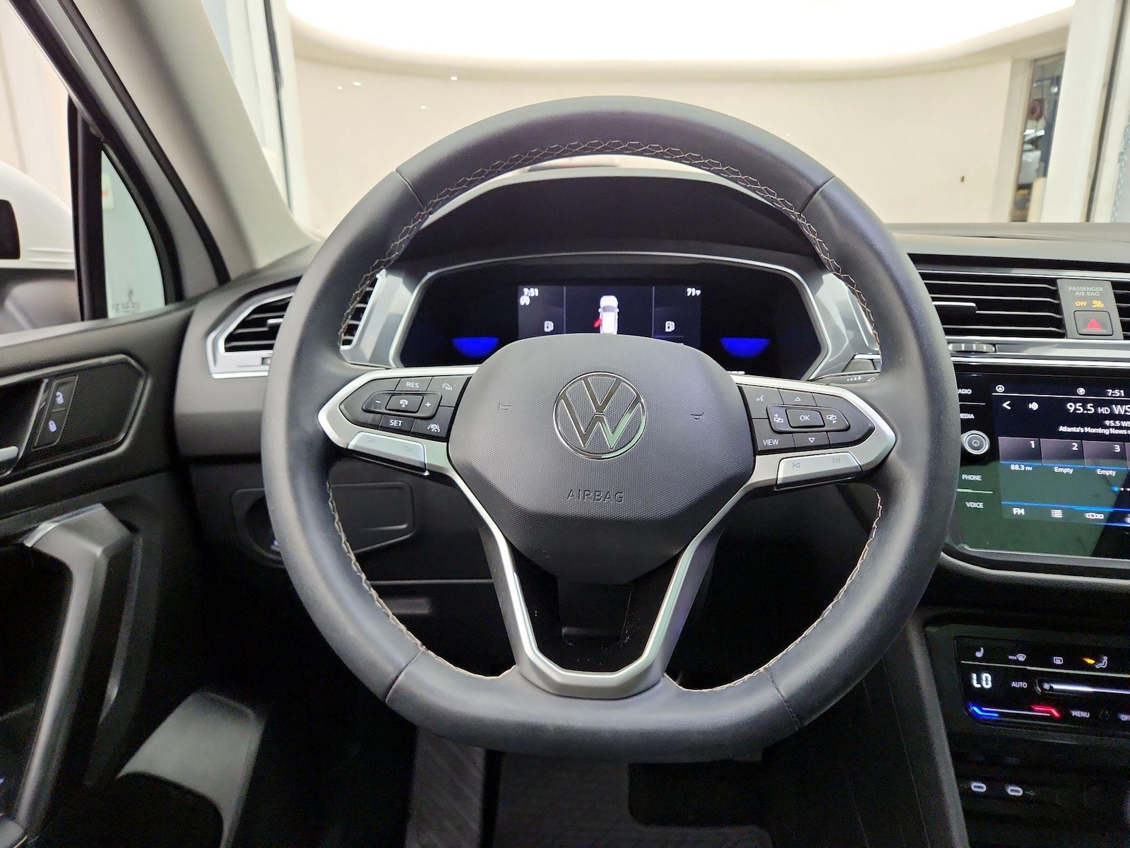 2023 Volkswagen Tiguan SE - Photo 11
