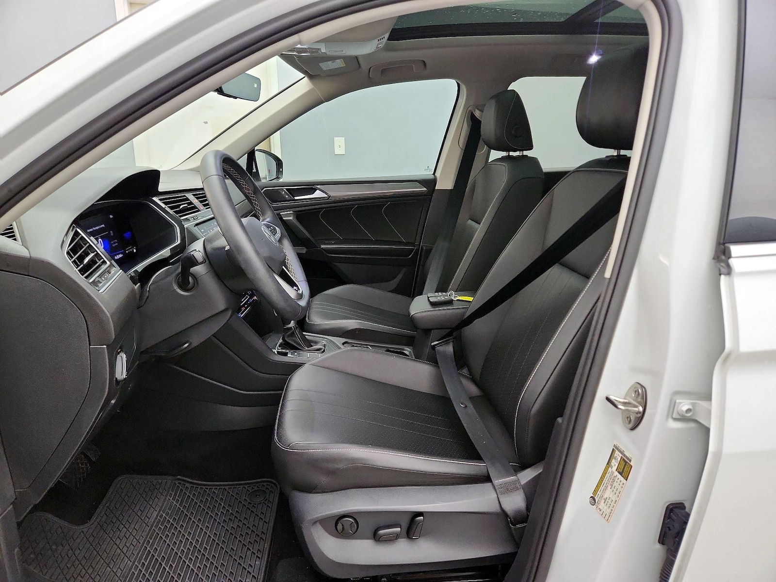 2023 Volkswagen Tiguan SE - Photo 12