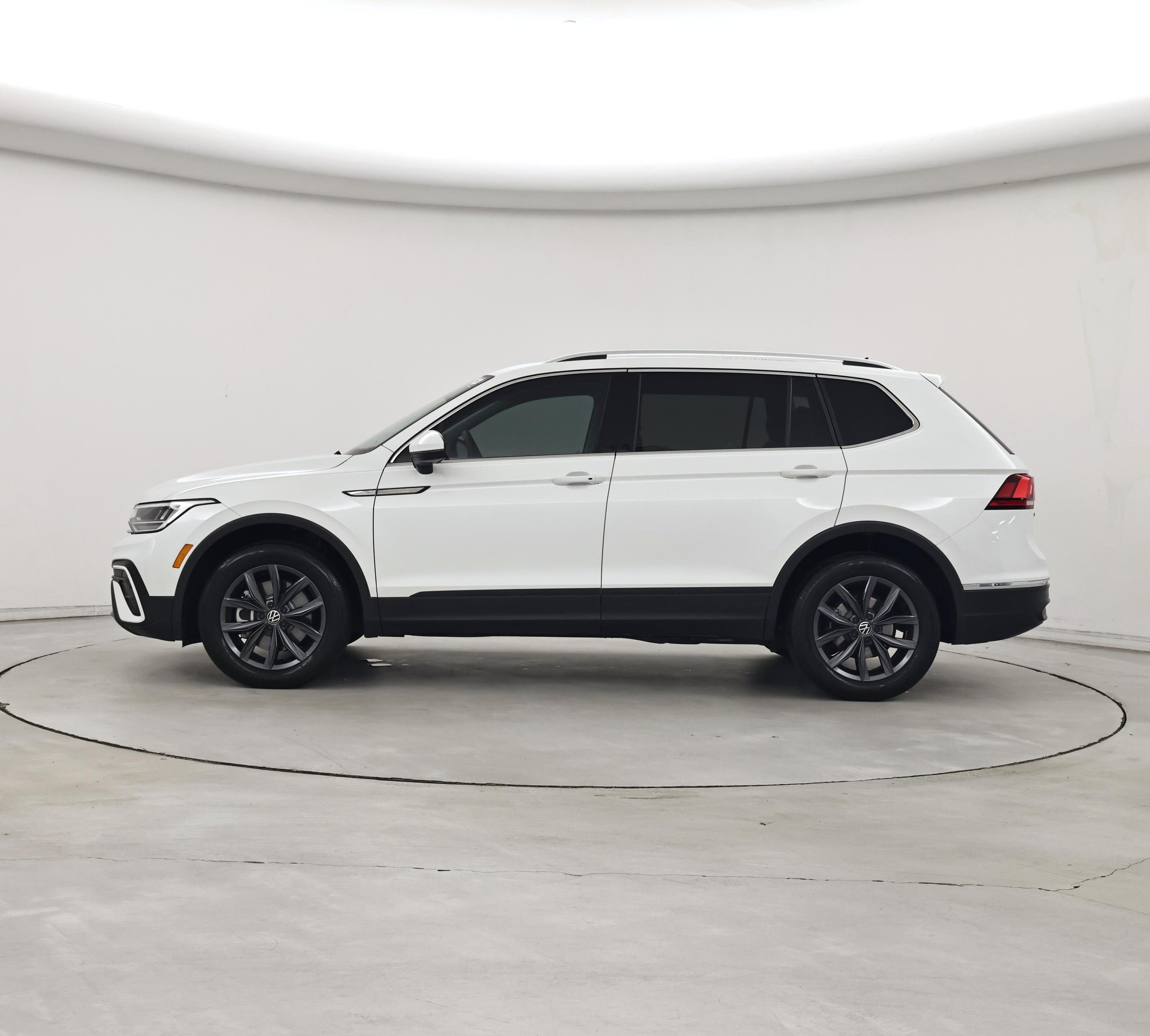 Thumbnail: 2023 Volkswagen Tiguan - 3