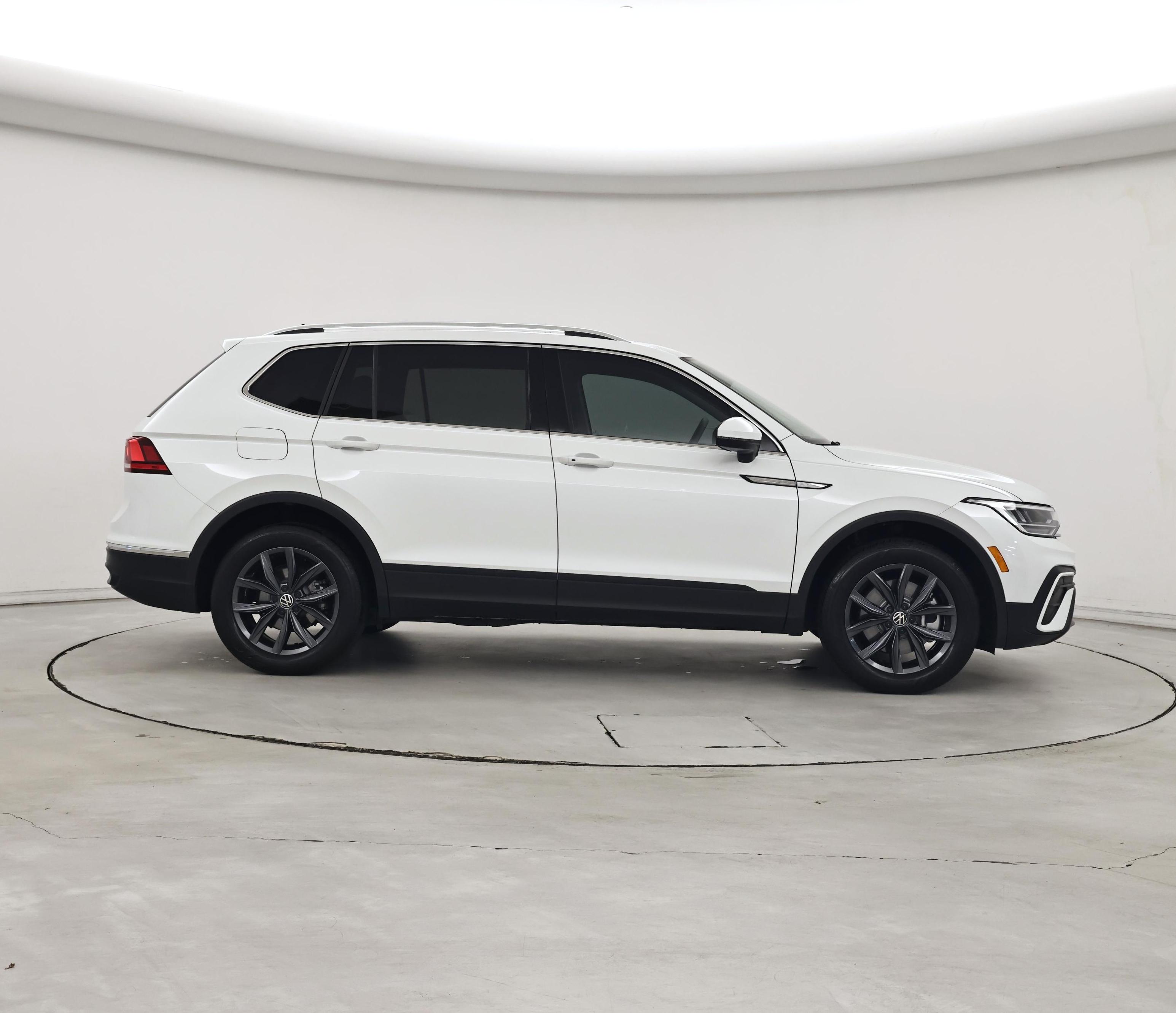 Thumbnail: 2023 Volkswagen Tiguan - 7
